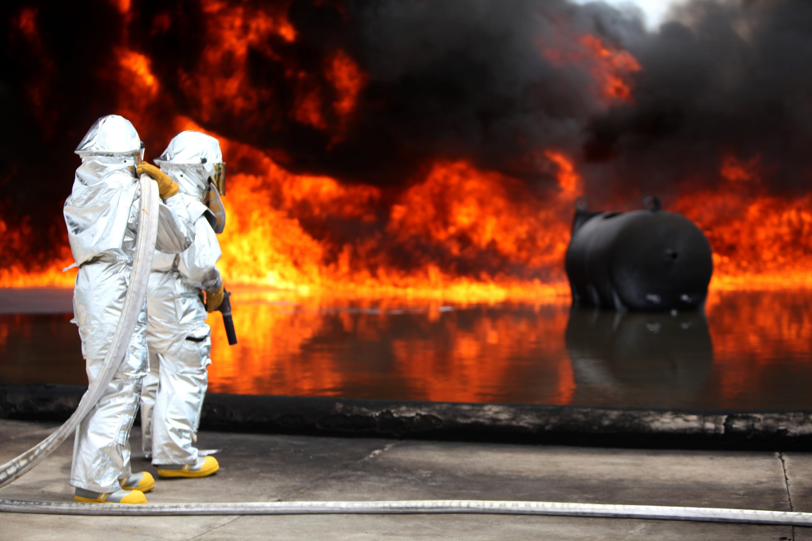 security, nozzle, suit, fire - natural phenomenon, full length, government, equipment, pollution, heat - temperature, occupation, platform, nature, firemen, HD Wallpaper