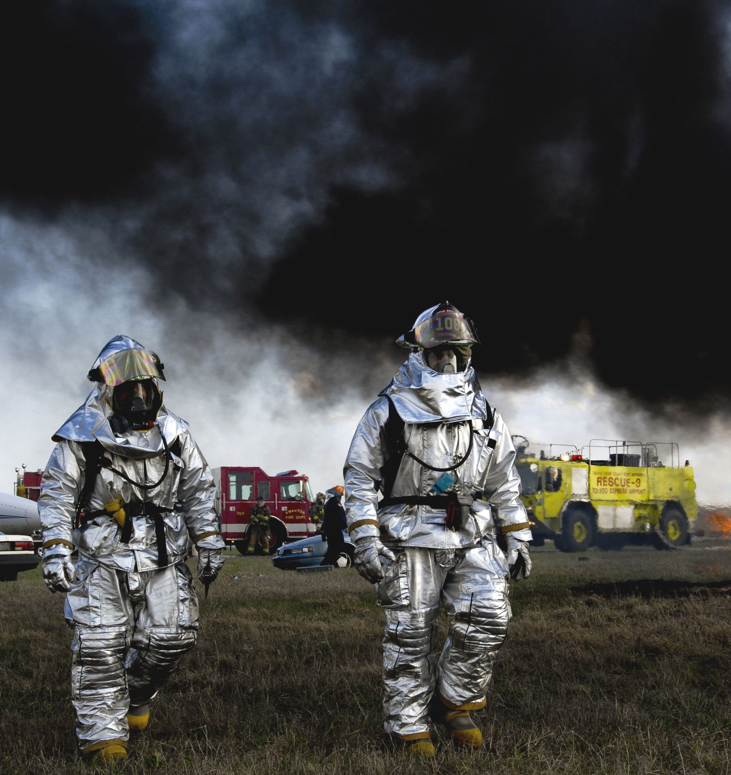 nature, clouds, cooperation, man, suit, helmet, security, protection, full length, night, two people, uniform, firefighters, service, silver, people, firemen, Phone HD Wallpaper