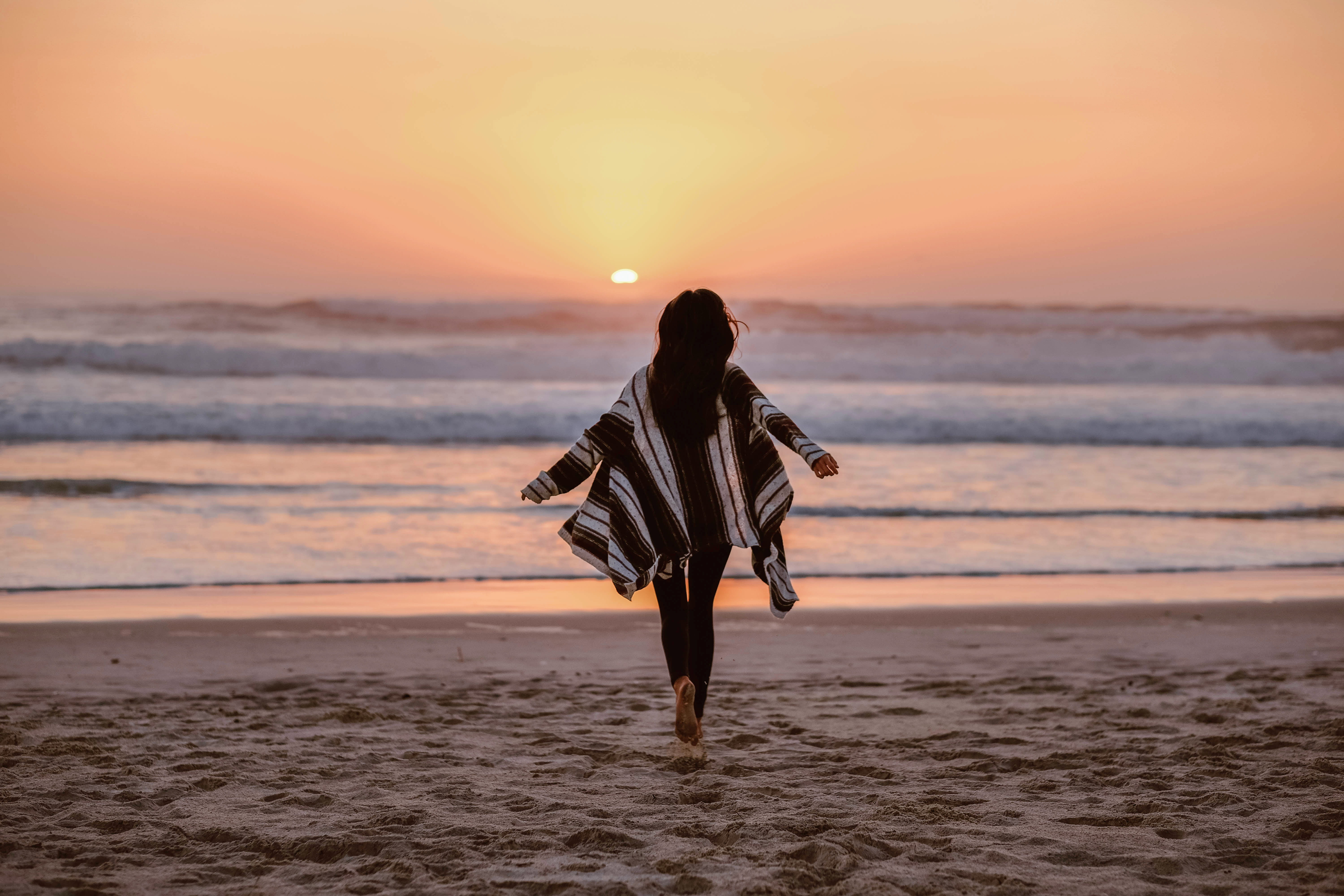 waves, one person, beauty in nature, sun, sky, horizon over water, sea, 5K, leisure activity, adult, sunrise, land, full length, towards, beach, running, HD Wallpaper