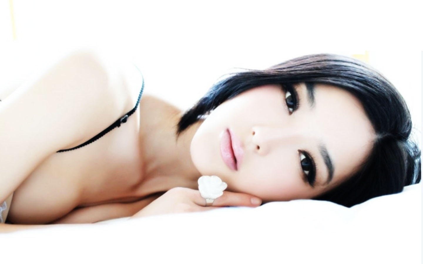 brunettes, models, 720P, art, female, covering, women, laura, hd, black, dore, strategic, necklaces, panti, people, HD Wallpaper