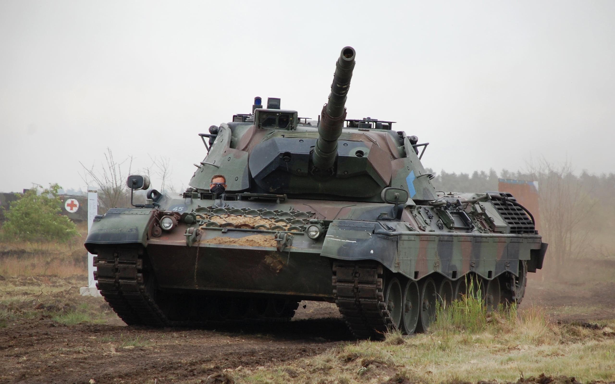 2K, clear sky, military training, nature, mode of transportation, land vehicle, field, transportation, tank, land, security, Germany, government, fighting, HD Wallpaper