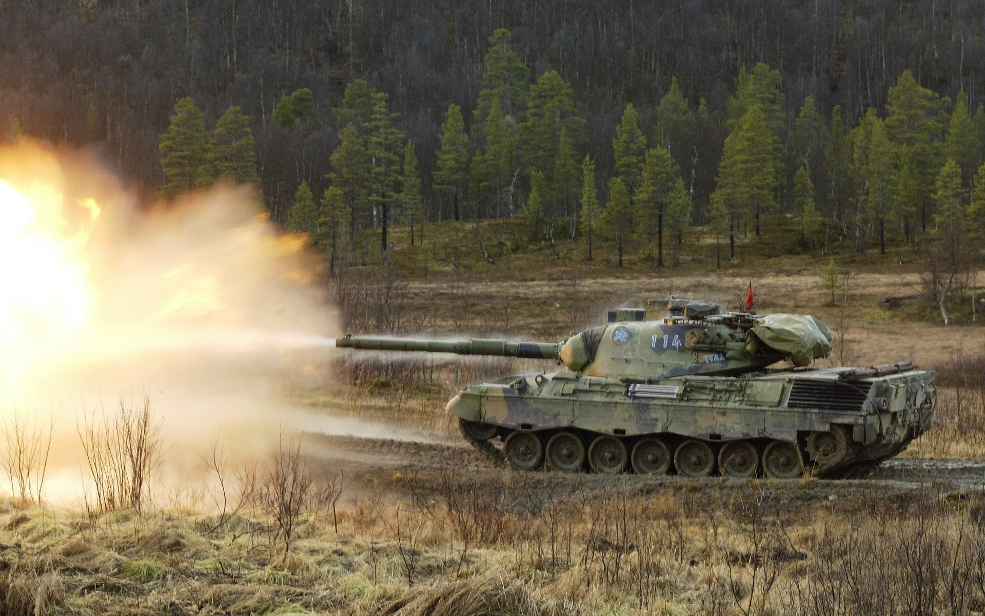 war, nature, day, aggression, military, armored tank, conflict, tank, weapon, smoke - physical structure, no people, 1080P, land, fighting, outdoors, plant, HD Wallpaper