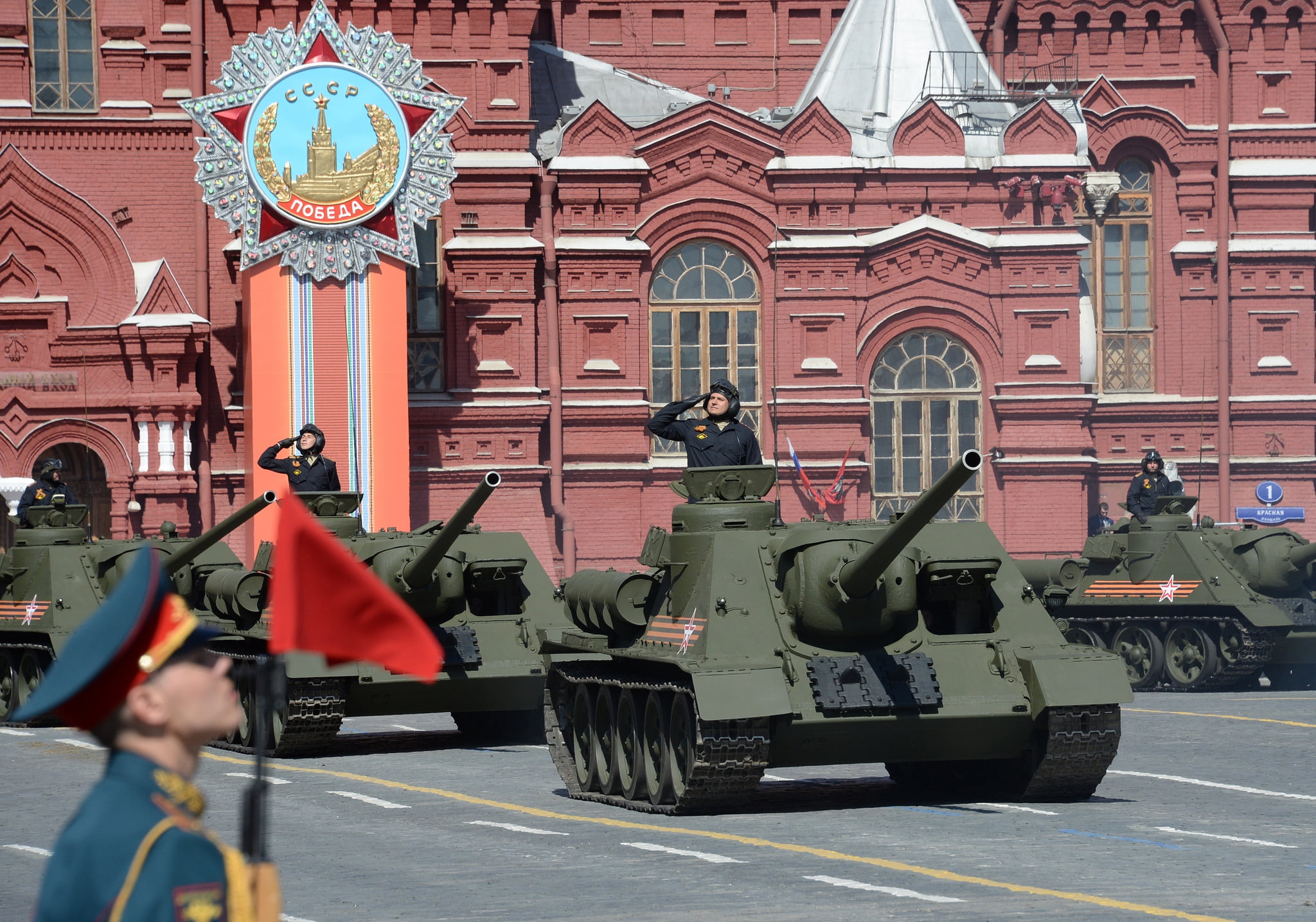 self-propelled artillery, real people, metal, government, land vehicle, built structure, (SAU), SU-100, victory day, Soviet, weapon, building exterior, HD Wallpaper