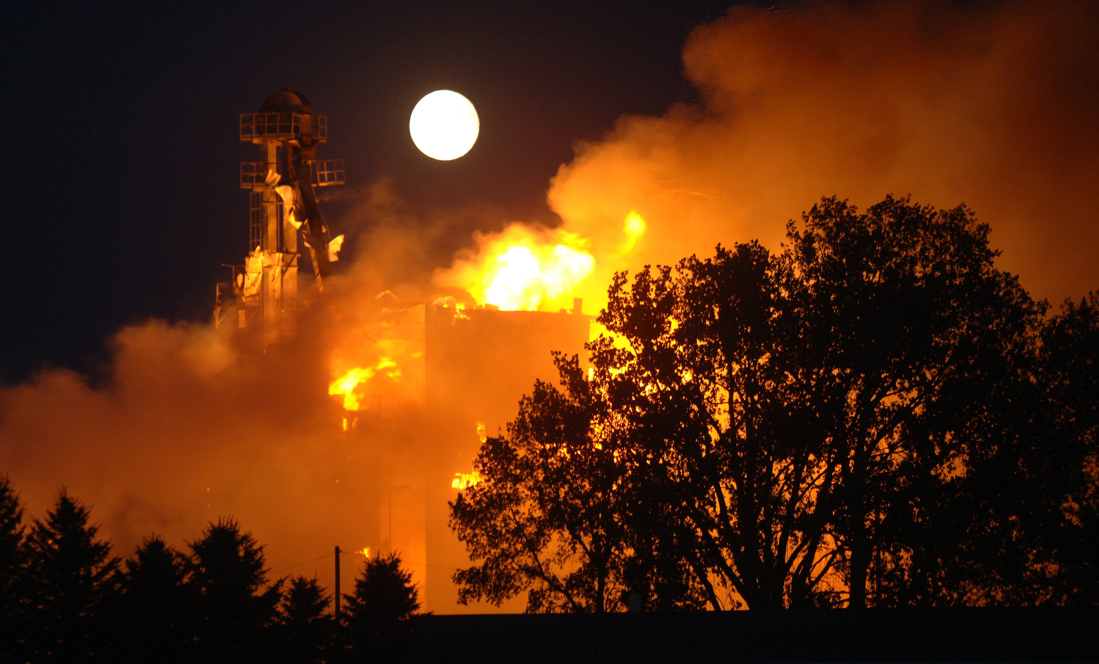environmental damage, plant, burning, smoke, pollution, outdoors, fire, night, silhouette, nature, fire - natural phenomenon, air pollution, farmers elevator, HD Wallpaper