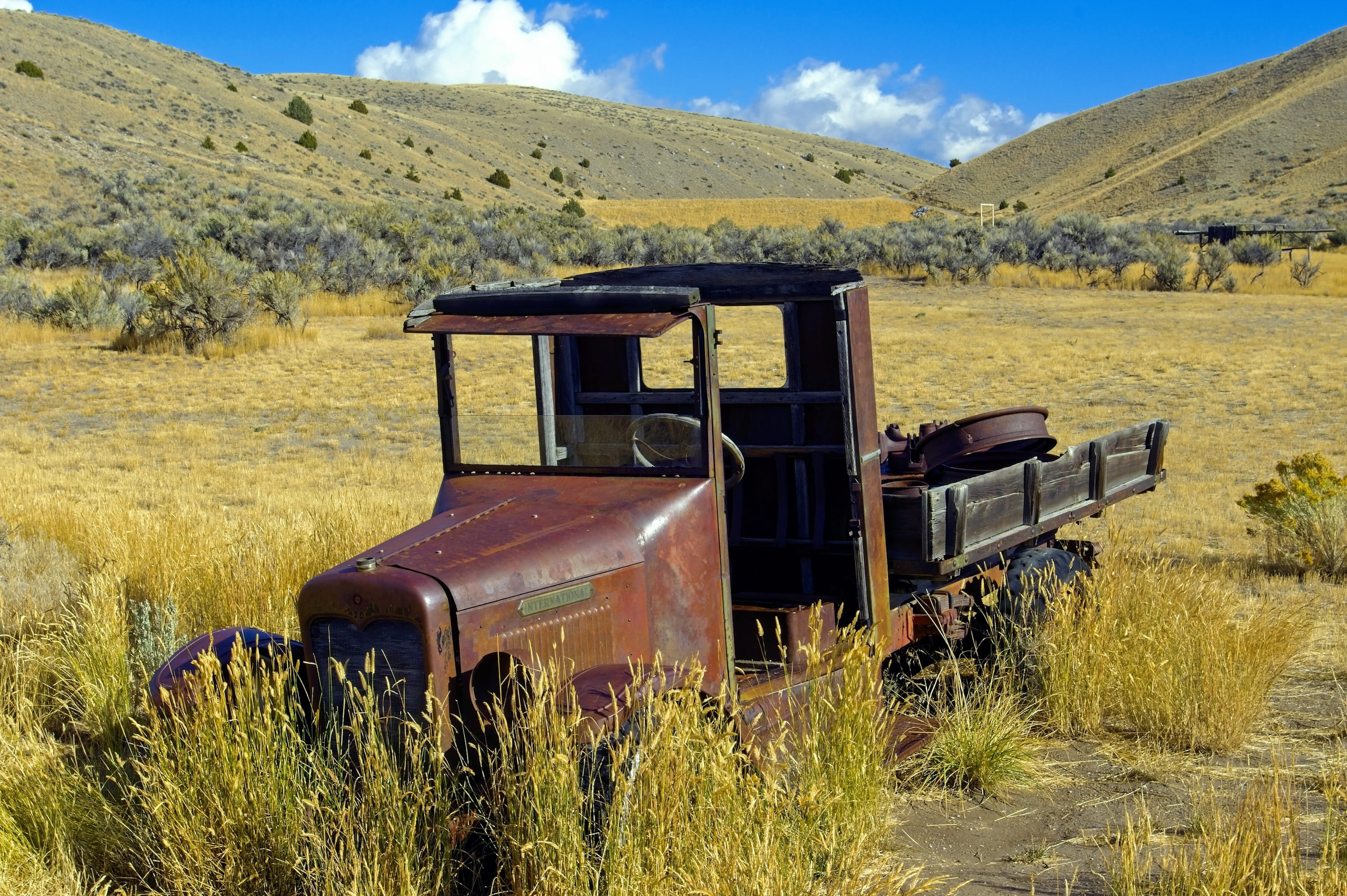 bannack, plant, deterioration, ghost town, junk, rusty, rusted, outdoors, grass, mode of transportation, land vehicle, rusting, automobile, car, prairie, HD Wallpaper
