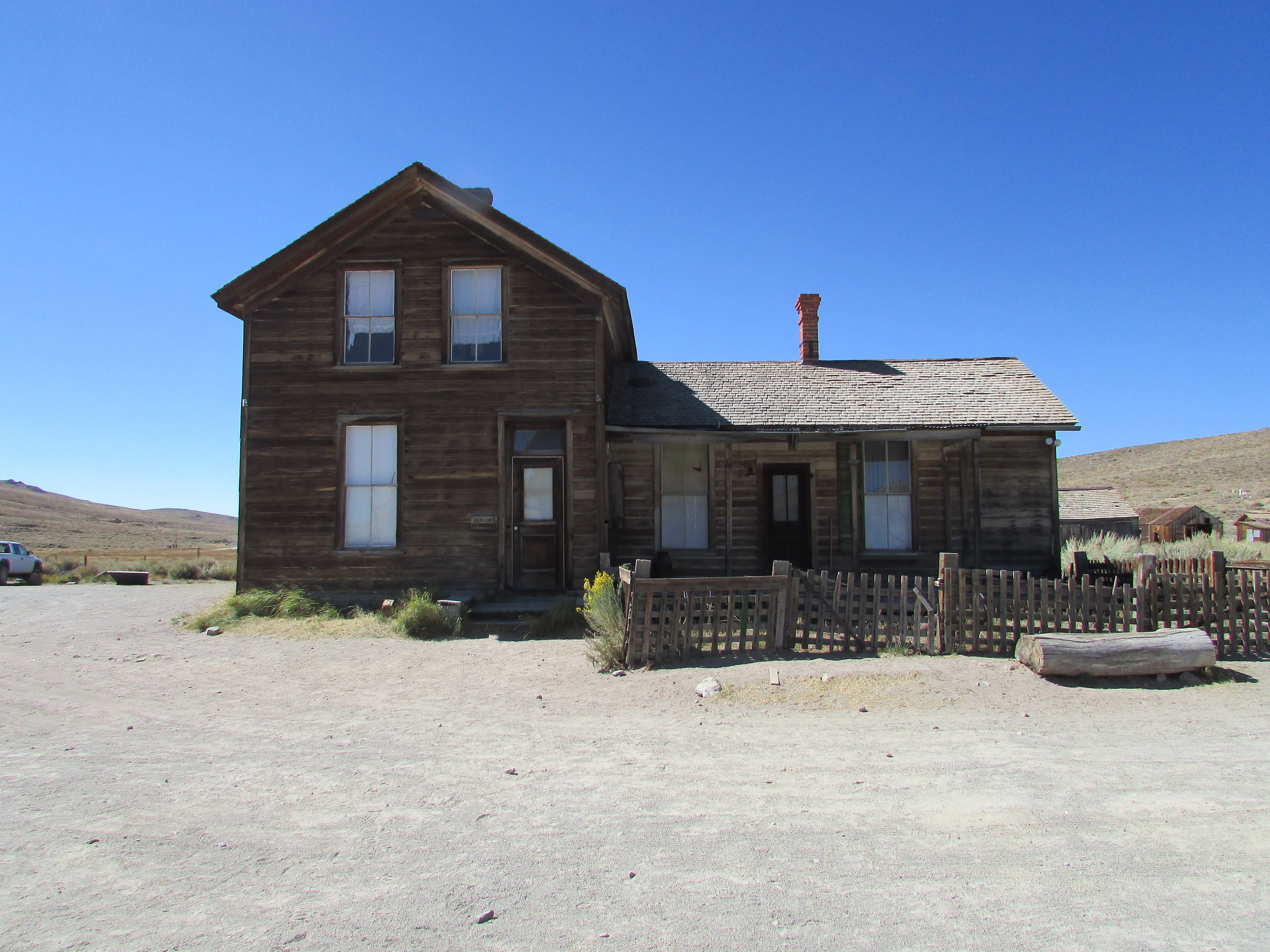 building, building exterior, 4K, deterioration, grass, clear sky, nevada, desert, no people, plains, old, landscape, time, steel, jalopy, rustic, junk, HD Wallpaper