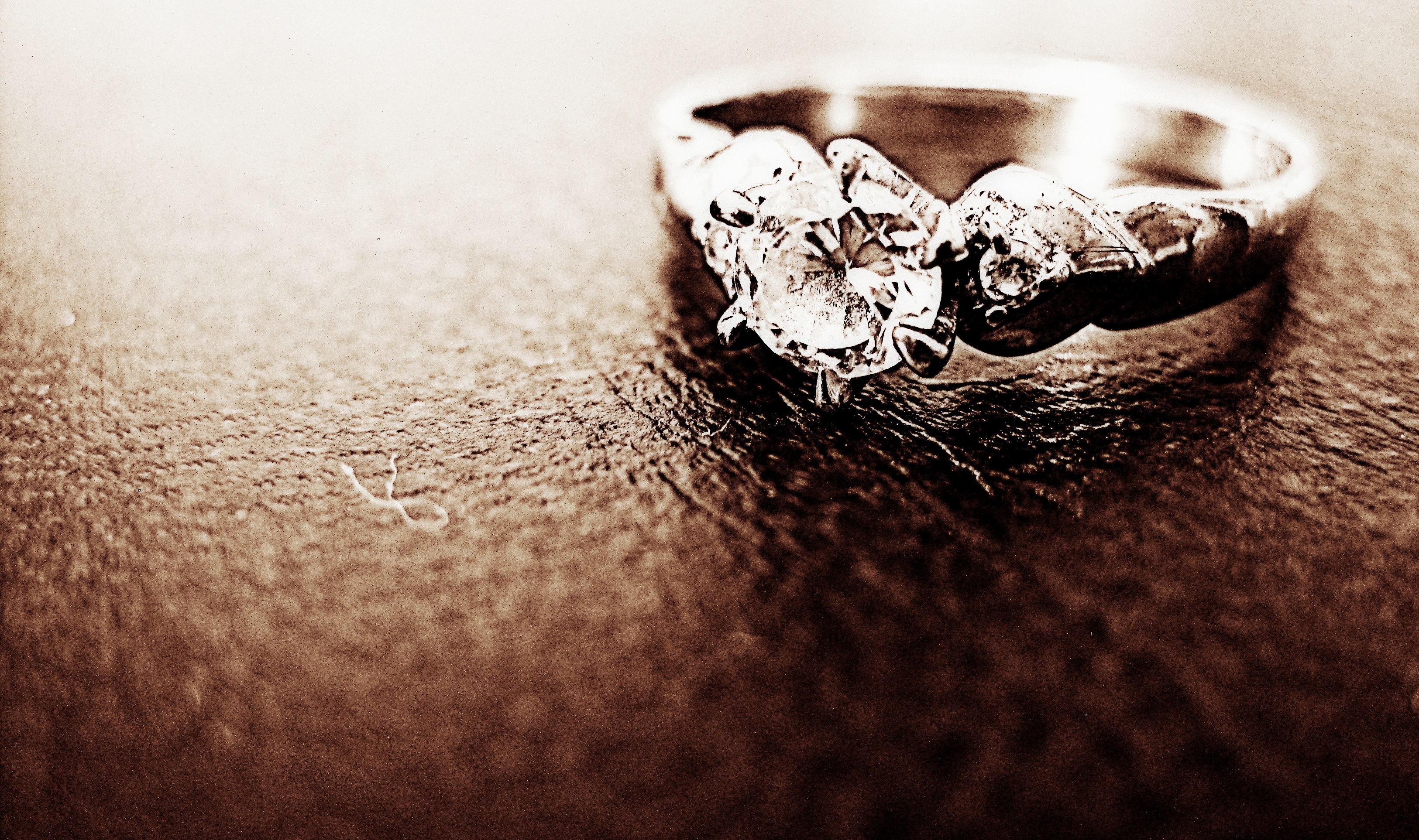 fiancee, wood - material, wedding ring, marriage, high angle view, jeweler, diamond, symbol, wealth, gift, glamour, engagement, gem, silver, indoors, bling, HD Wallpaper