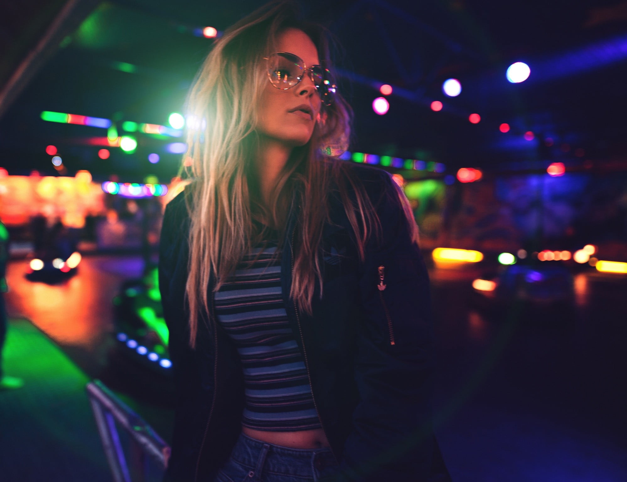 beautiful woman, women with glasses, hair, night, glasses, lifestyles, one person, women, young adult, hairstyle, blonde, three quarter length, 1080P, HD Wallpaper
