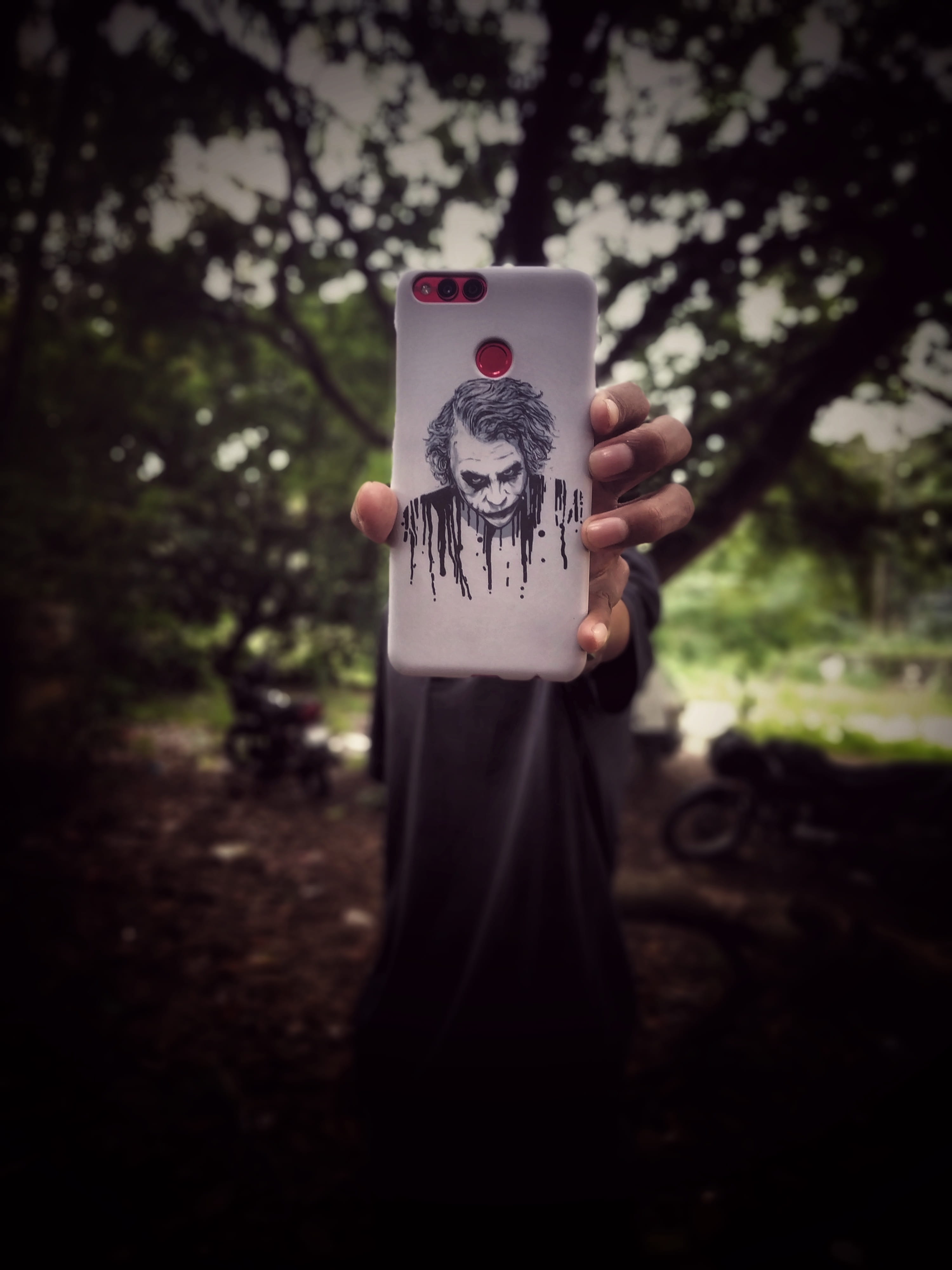holding, movie, front view, back cover, human body part, villian, koolimuttam, human representation, outdoors, representation, day, mobile, smart phone, Phone HD Wallpaper