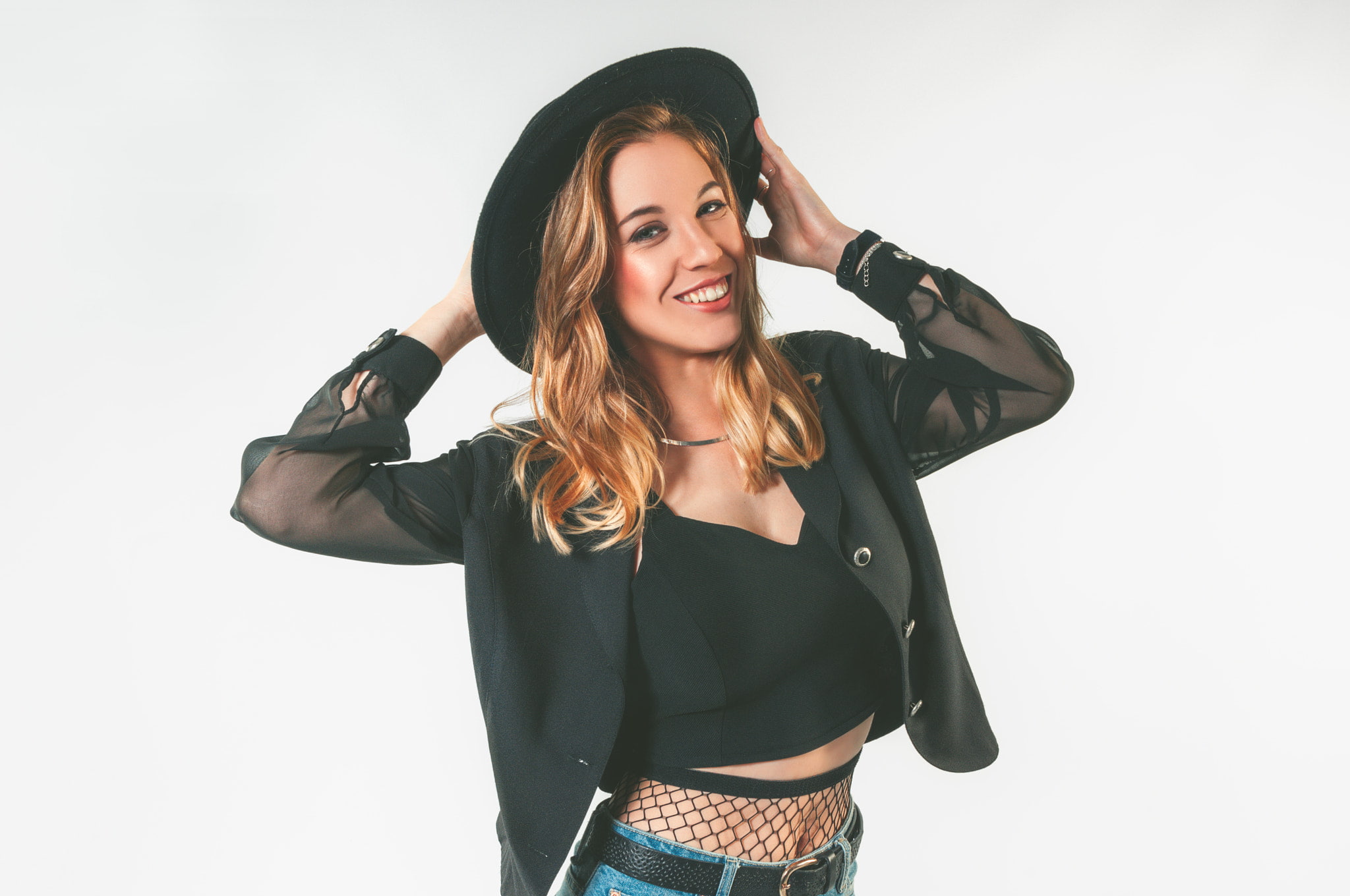 women with hats, Ruben Cid, black hat, 500px, model, 1080P, smiling, hat, simple background, women, HD Wallpaper