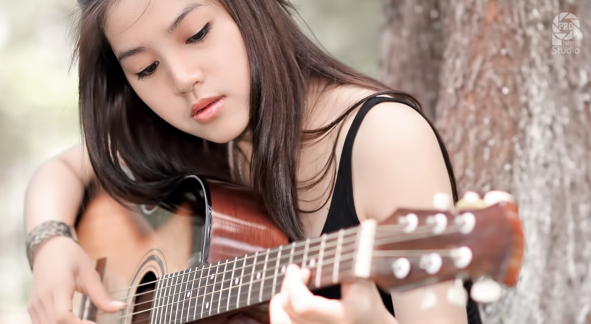 women, 1080P, outdoors, Music, brown, beauty, adult, beautiful woman, one person, hair, plucking an instrument, front view, musician, hairstyle, dreadnought, HD Wallpaper