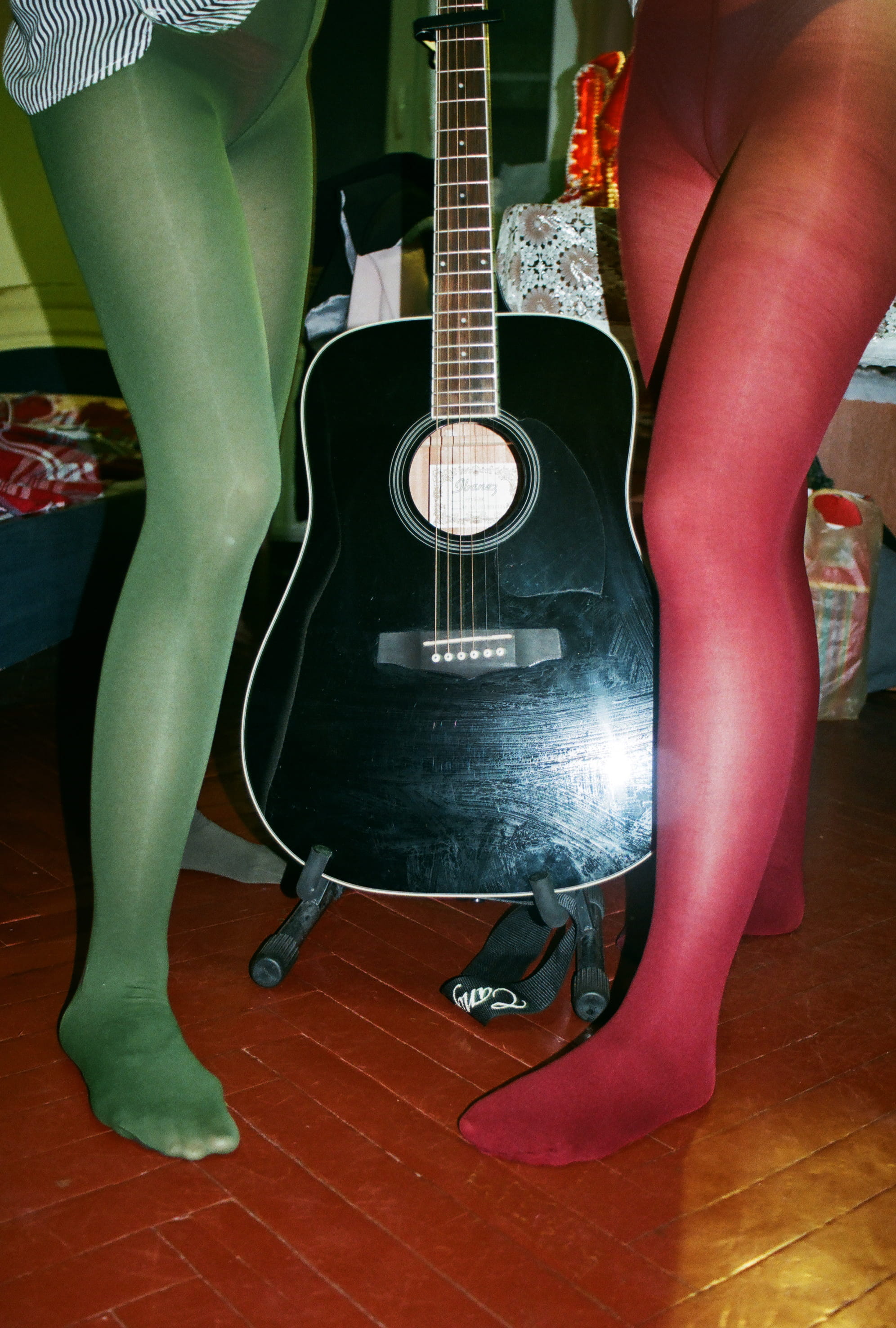 arts culture and entertainment, musical instrument, human leg, instrument, women, black, dreadnought, girls, wear, indoors, music, shoe, musical equipment, Phone HD Wallpaper