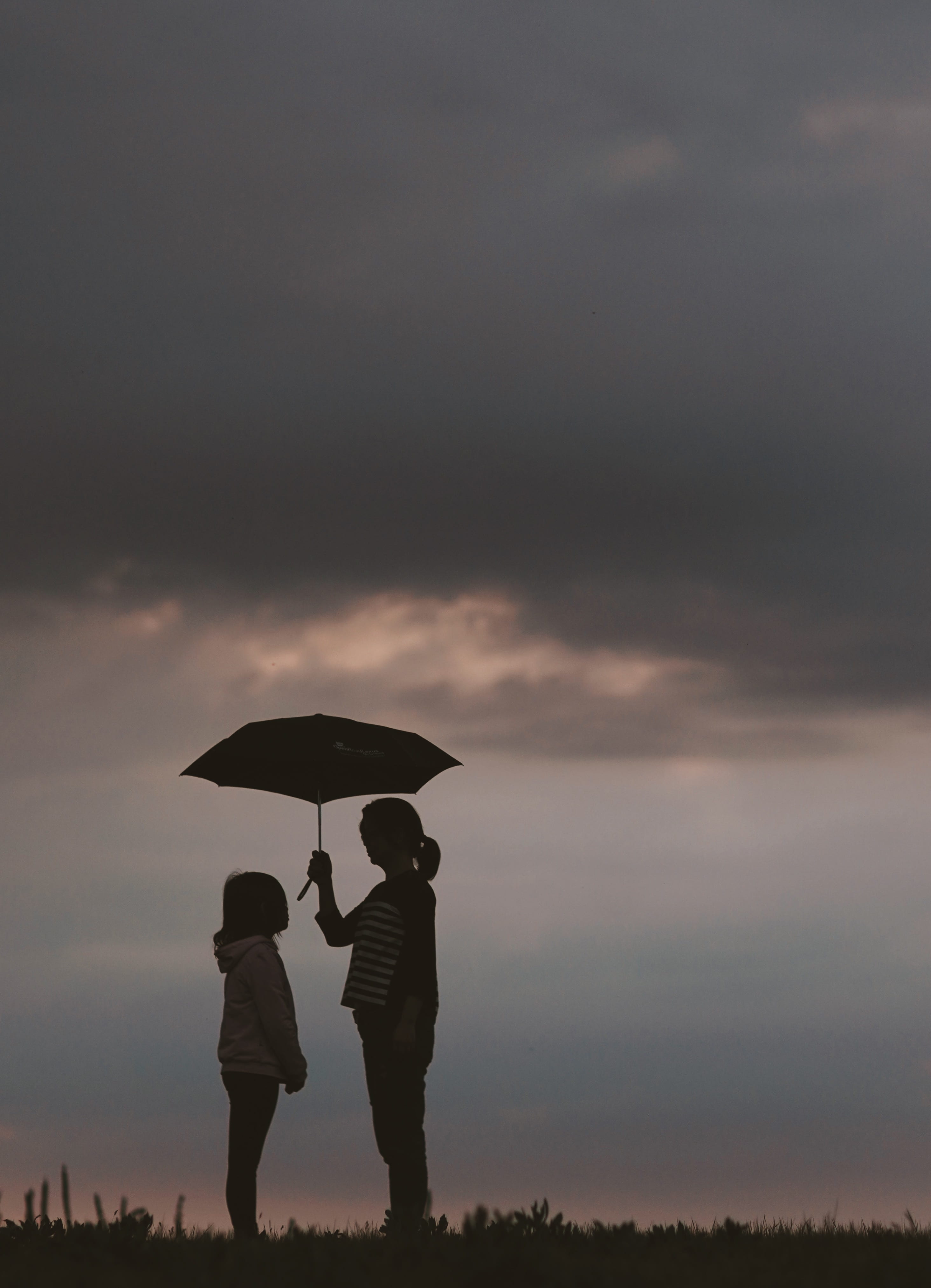 lifestyles, two people, security, umbrella, 4K, sunset, couple - relationship, cloud, daughter, outdoors, cloud - sky, photo, silhouette, grass, women, Phone HD Wallpaper