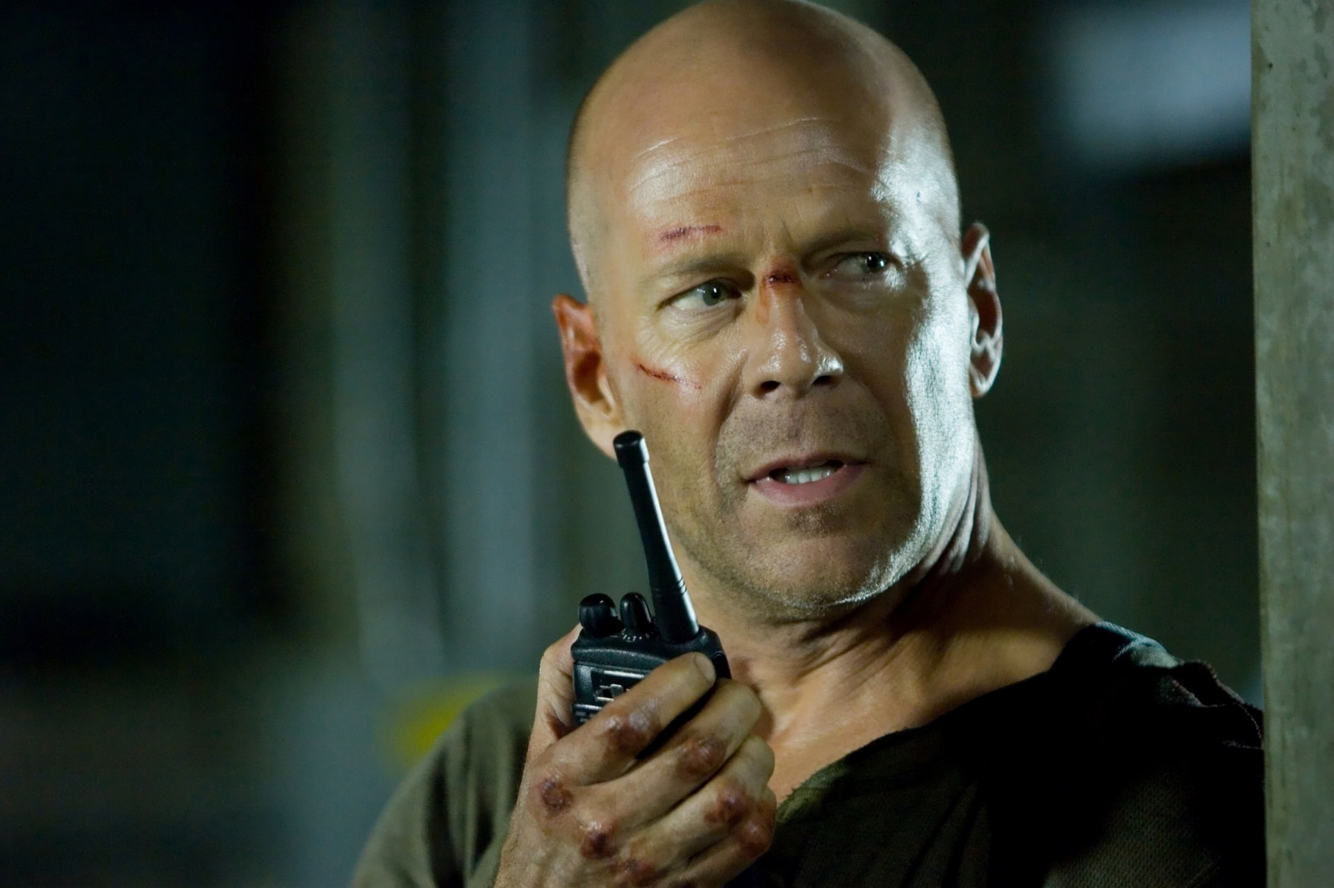 senior Adult, criminal, Bruce Willis, mature Adult, social issues, musician, adult, The Hard, aggression, armed Forces, a walkie-talkie.Die hard, indoors, HD Wallpaper
