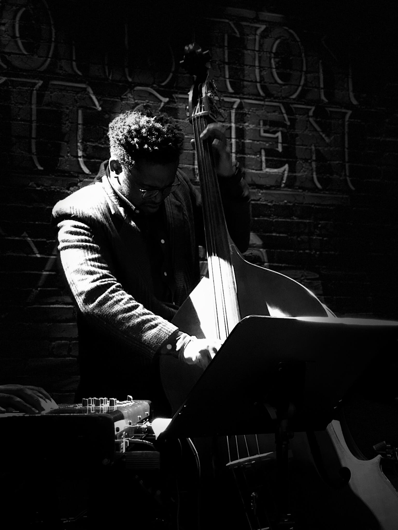 real people, musician, iphone x, skill, upright bass, portrait, men, 1080P, playing, jazz, musical instrument, one person, performance, piano, artist, Phone HD Wallpaper