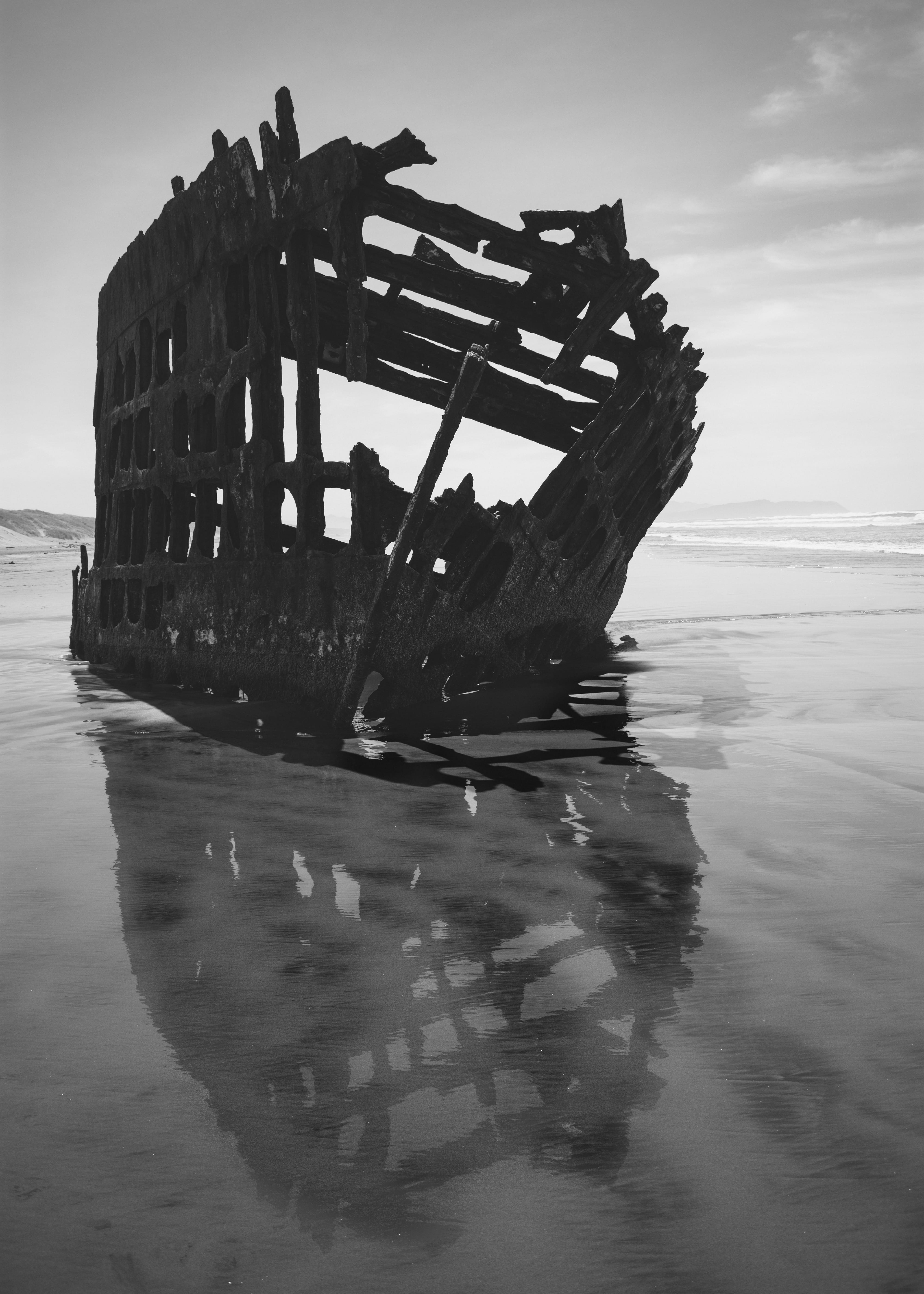 foggy, black and white, united states, beach, fog, 5K, pnwonderland, sky, blackandwhite, land, water, history, pnw, sea, wreck of the peter iredale, shipwreck, Phone HD Wallpaper