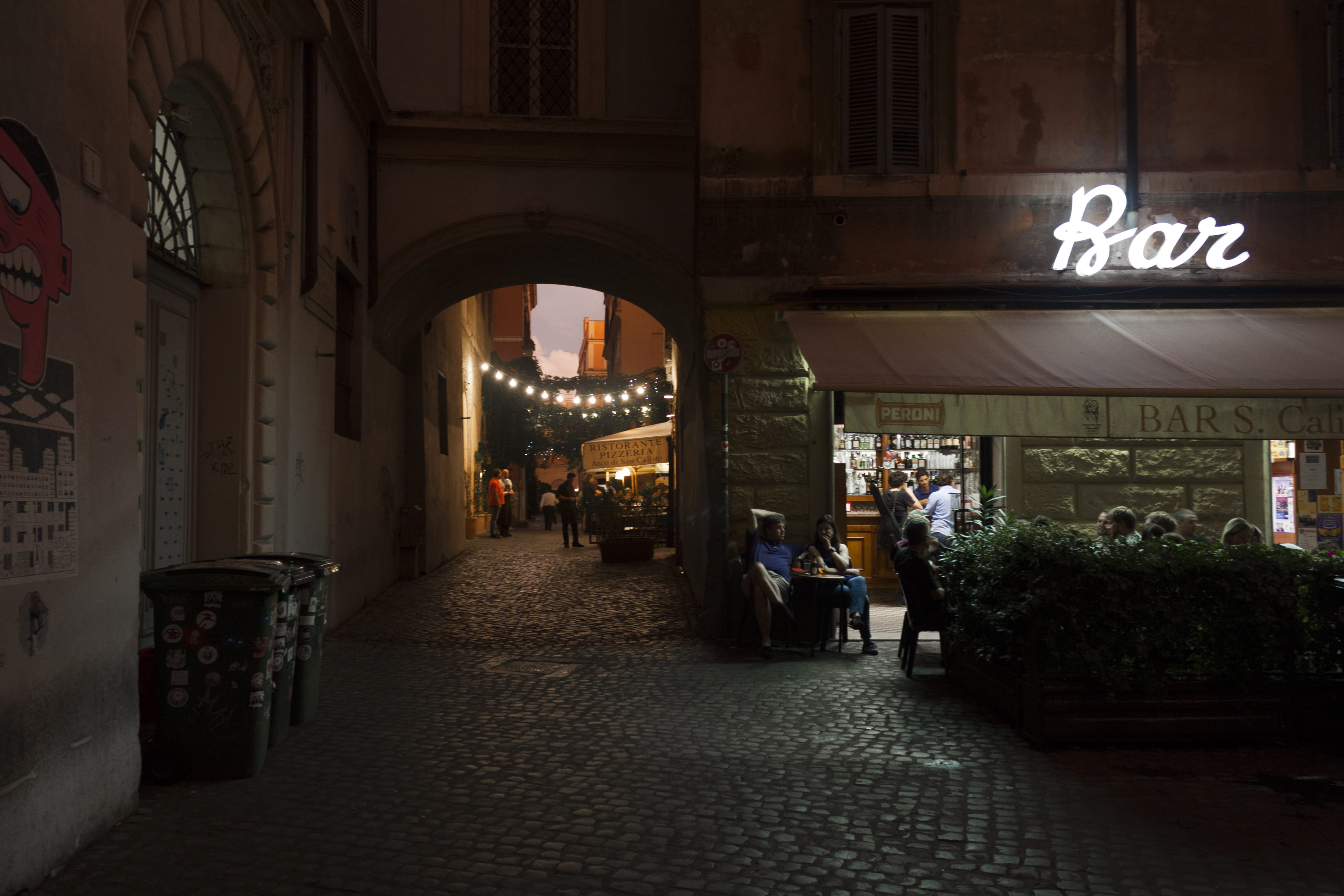 night, communication, roma, street, 4K, arch, men, light, incidental people, footpath, lighting equipment, city, italy, architecture, building exterior, HD Wallpaper