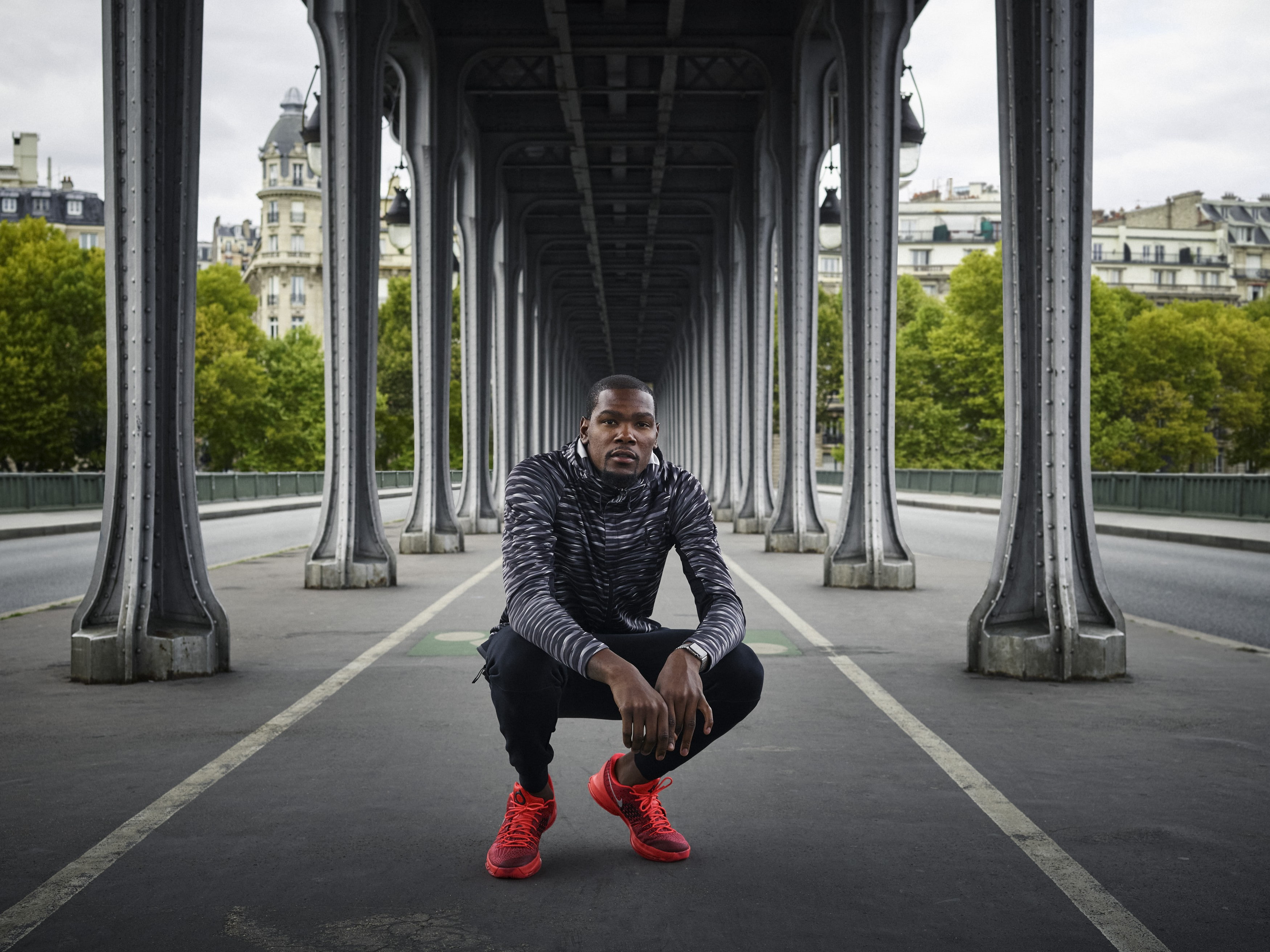 casual clothing, outdoors, one person, architectural column, real people, connection, architecture, sports, Kevin Durant, leisure activity, portrait, sportwear, HD Wallpaper