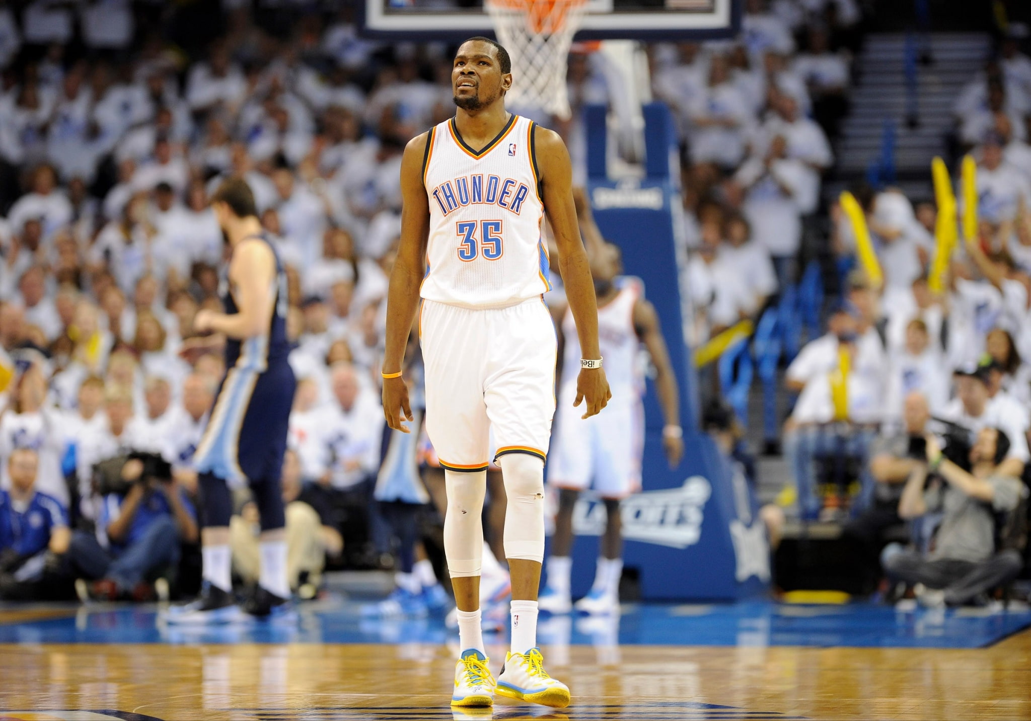 incidental people, kevin durant  pictures, success, full length, day, crowd, shorts, indoors, clothing, spectator, stadium, sport, people, athlete, competition, HD Wallpaper