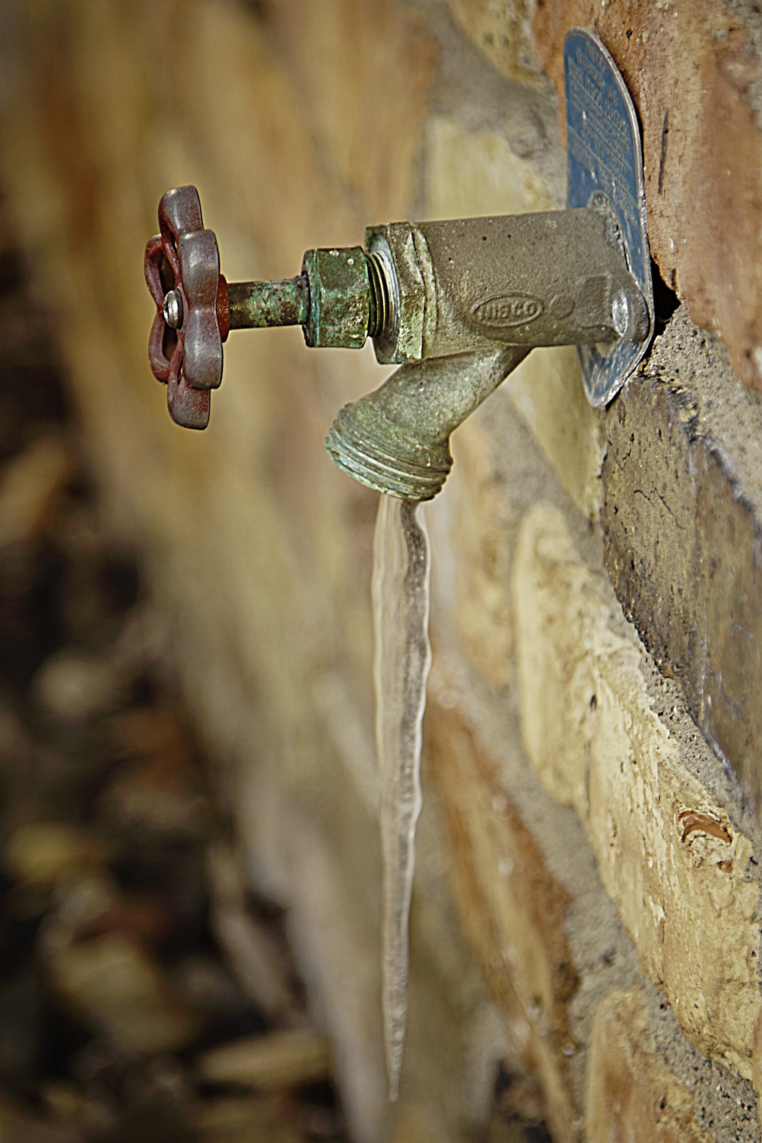 pouring, water, crystal, flowing water, old, outdoors, icicle, brick, ze, spigot, cold, running water, close-up, drinking, wall - building feature, faucet, Phone HD Wallpaper