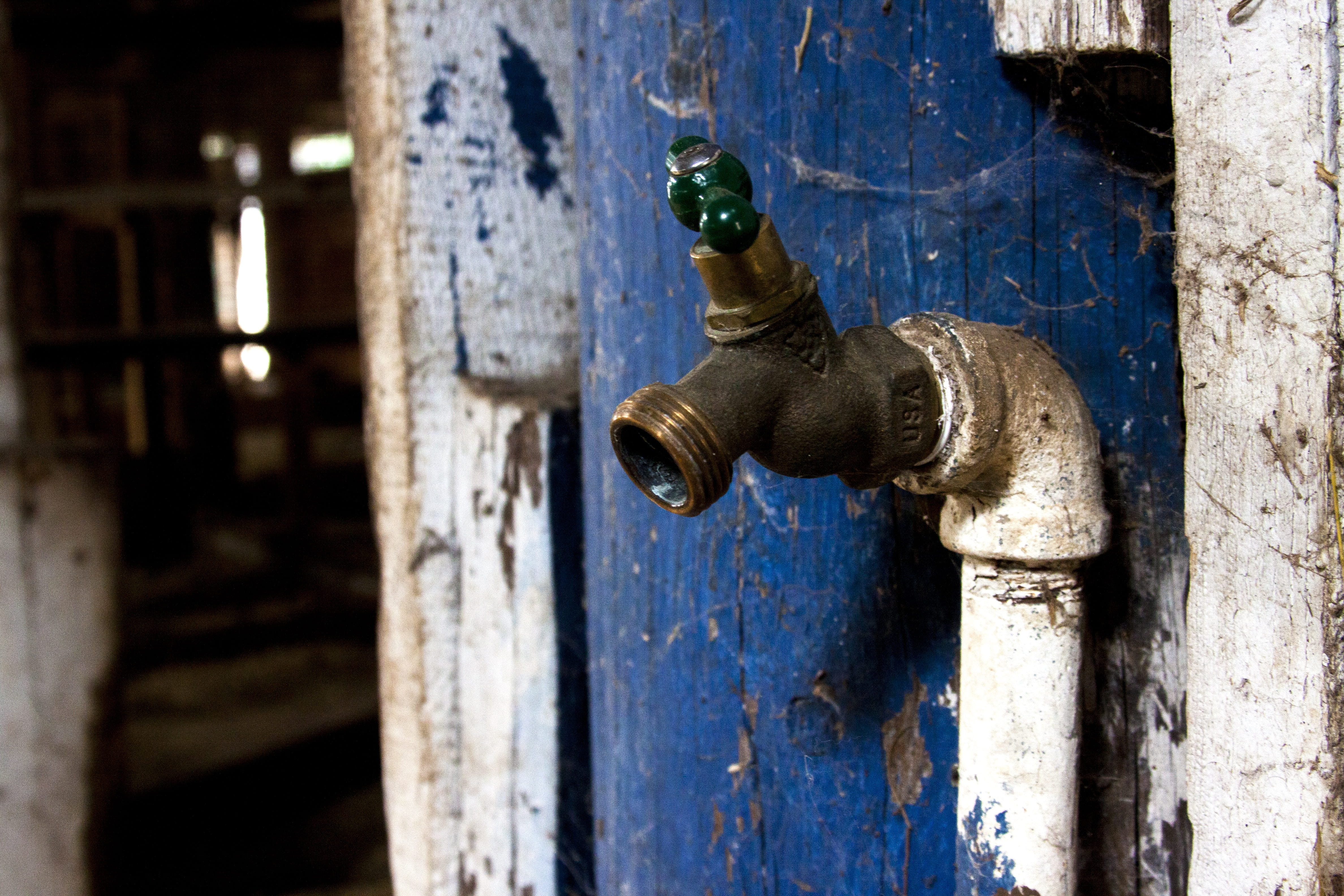 spigot, door, outdoors, 4K, representation, focus on foreground, deterioration, architecture, weathered, faucet, blue, hose bib, rusty, wood - material, HD Wallpaper