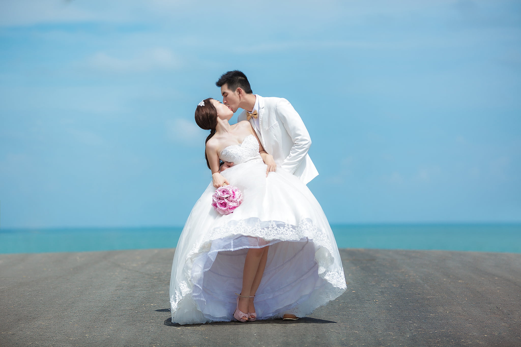 horizon, full length, couple - relationship, white, real people, two people, wedding dress, bouquet, positive emotion, married, the bride, newlywed, water, HD Wallpaper