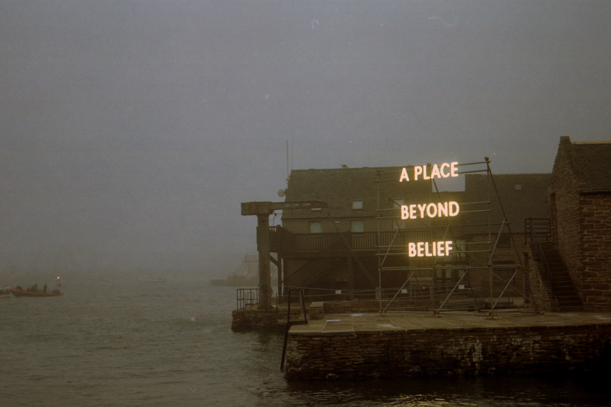 artwork, rain, 1080P, Nathan Coley, Amsterdam, street light, harbor, mist, HD Wallpaper