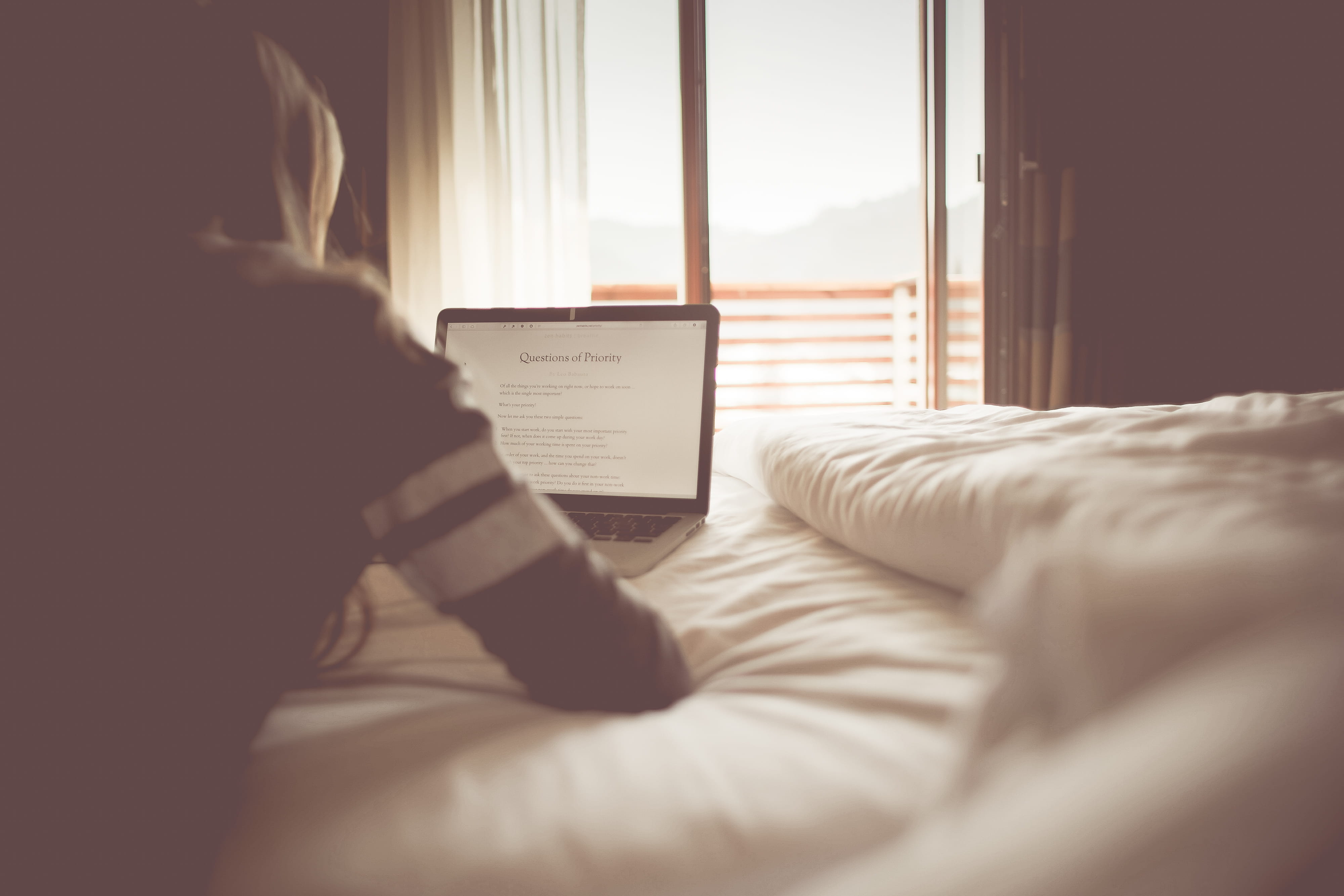 indoors, domestic Life, domestic Room, comfortable, mountains, people, balcony, young Adult, looking, window, day, Blog, women, sheet, room, macbook pro, HD Wallpaper