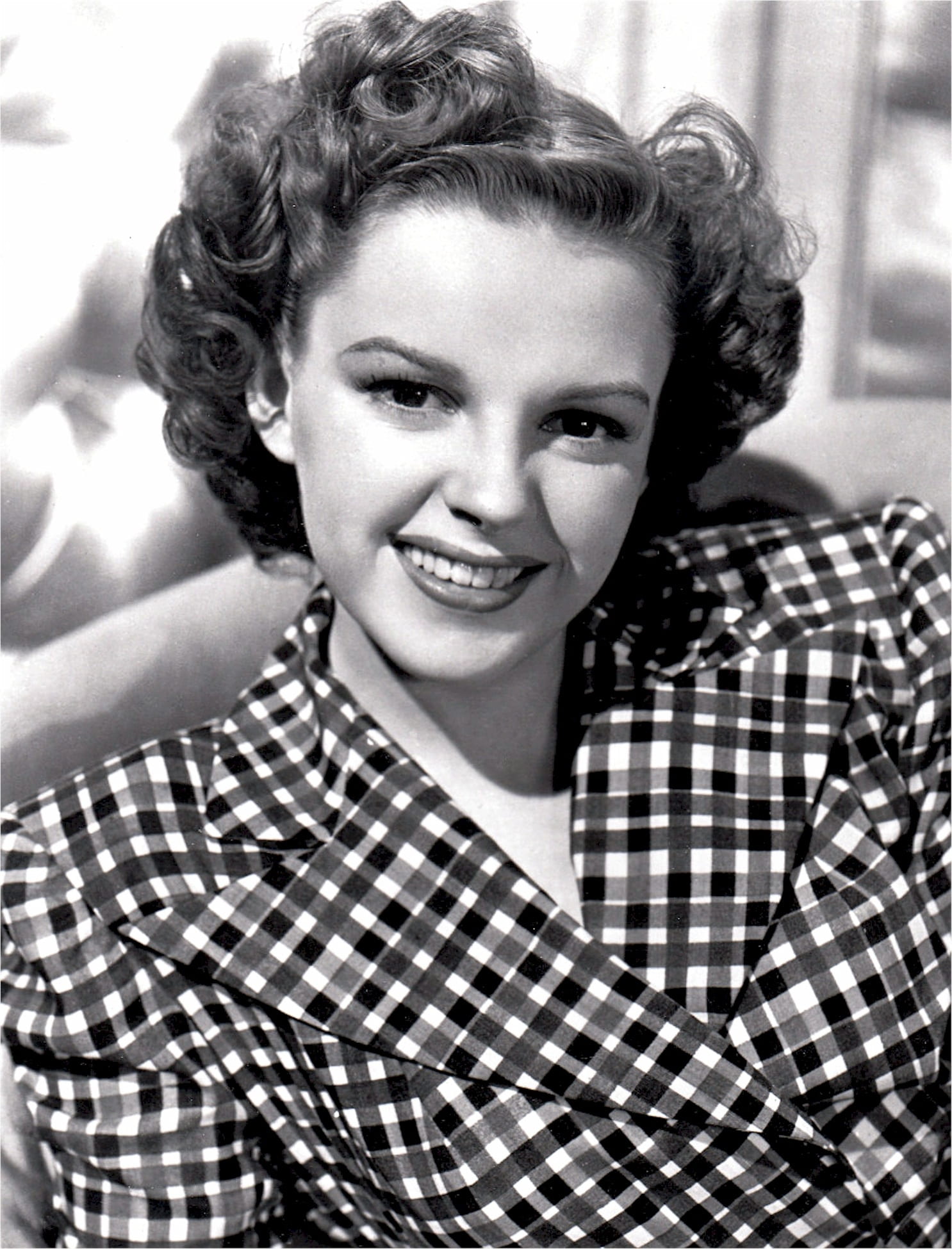 black and white, vintage, hairstyle, smiling, emotion, hollywood, happiness, movies, pictures, front view, one person, looking at camera, cinema, real people, Phone HD Wallpaper