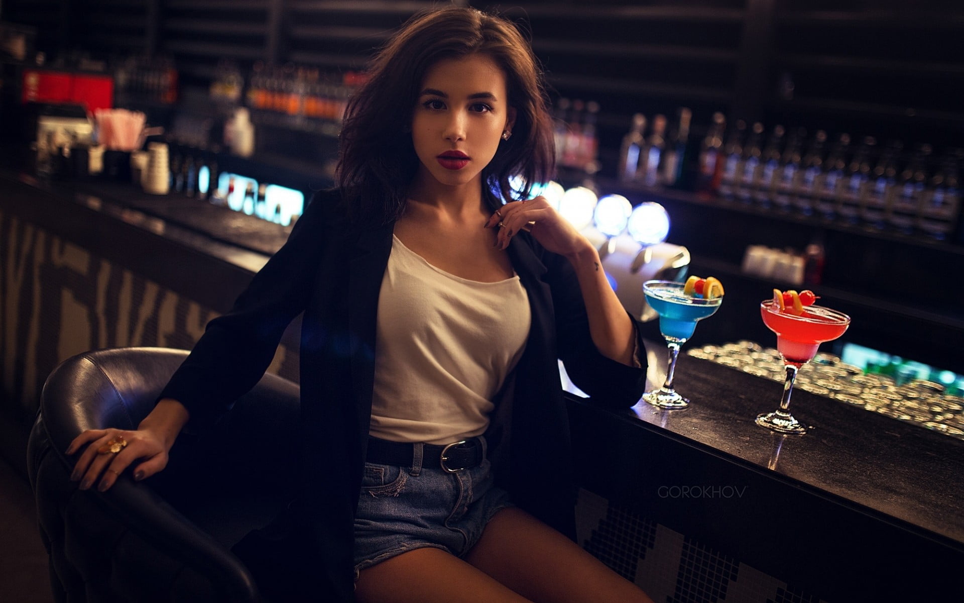 portrait, lens flare, sensuality, beauty, beautiful woman, bartender, restaurant, smiling, brown eyes, drinking, s, looking at viewer, chair, adult, relaxation, HD Wallpaper