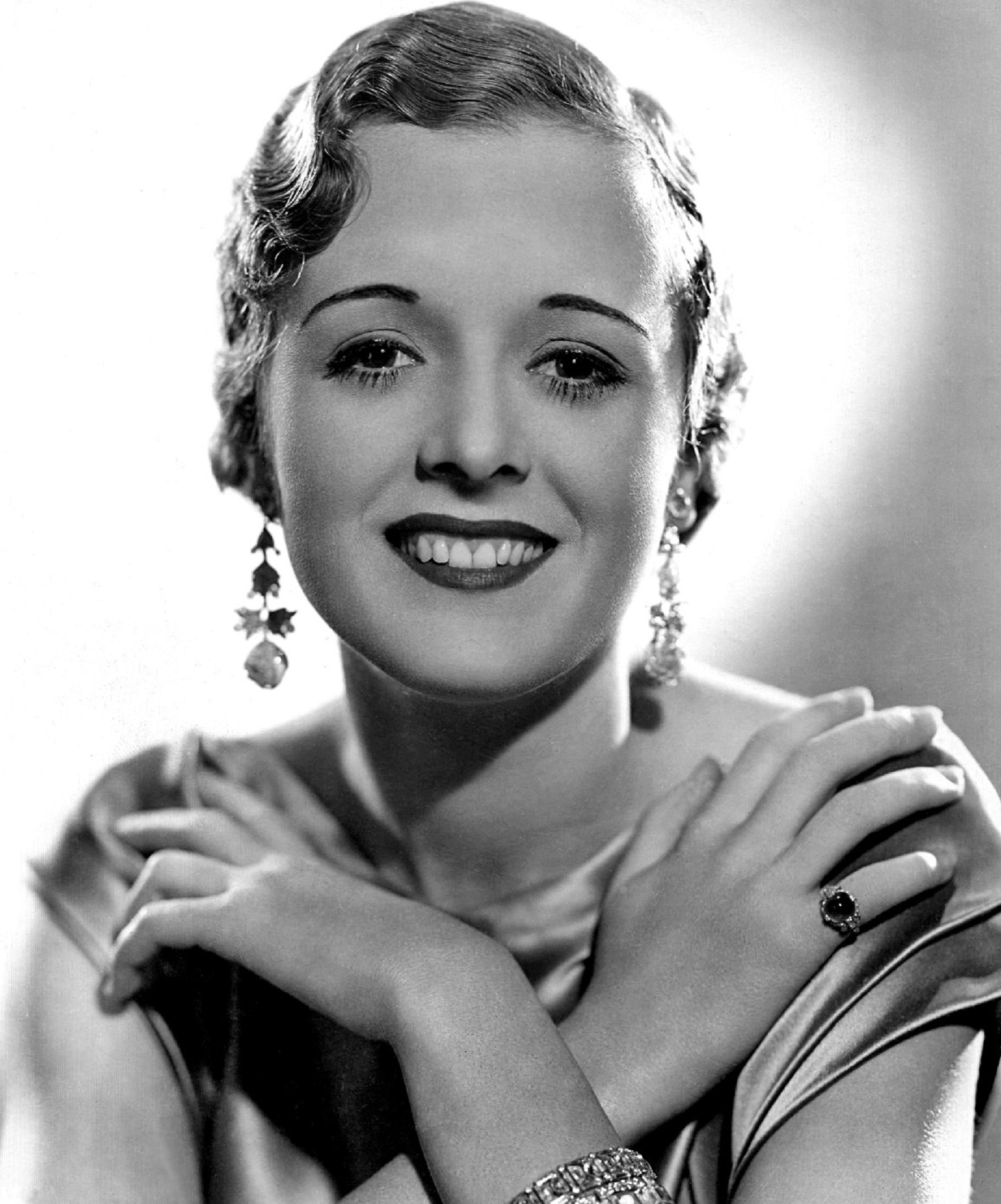 portrait, vintage, awards, looking at camera, hollywood, leisure activity, oldies, indoors, scandals, actress, real people, lifestyles, mary astor, young adult, Phone HD Wallpaper