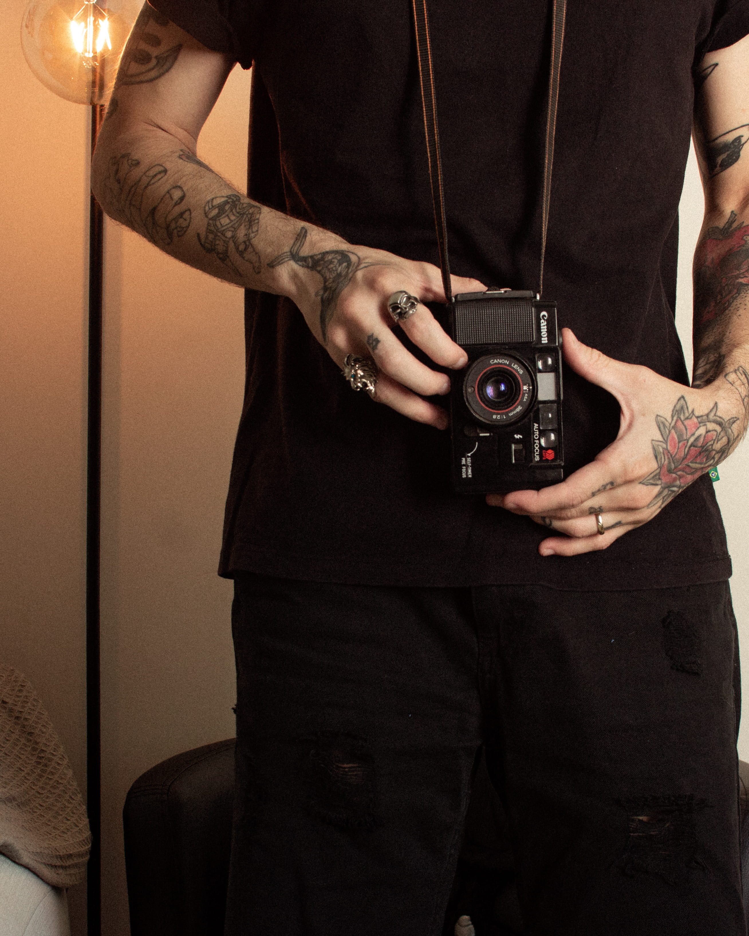 antique, photographing, dark, wearing, person, midsection, old camera, indoors, hands, photography, photographer, camera - photographic equipment, shirt, Phone HD Wallpaper