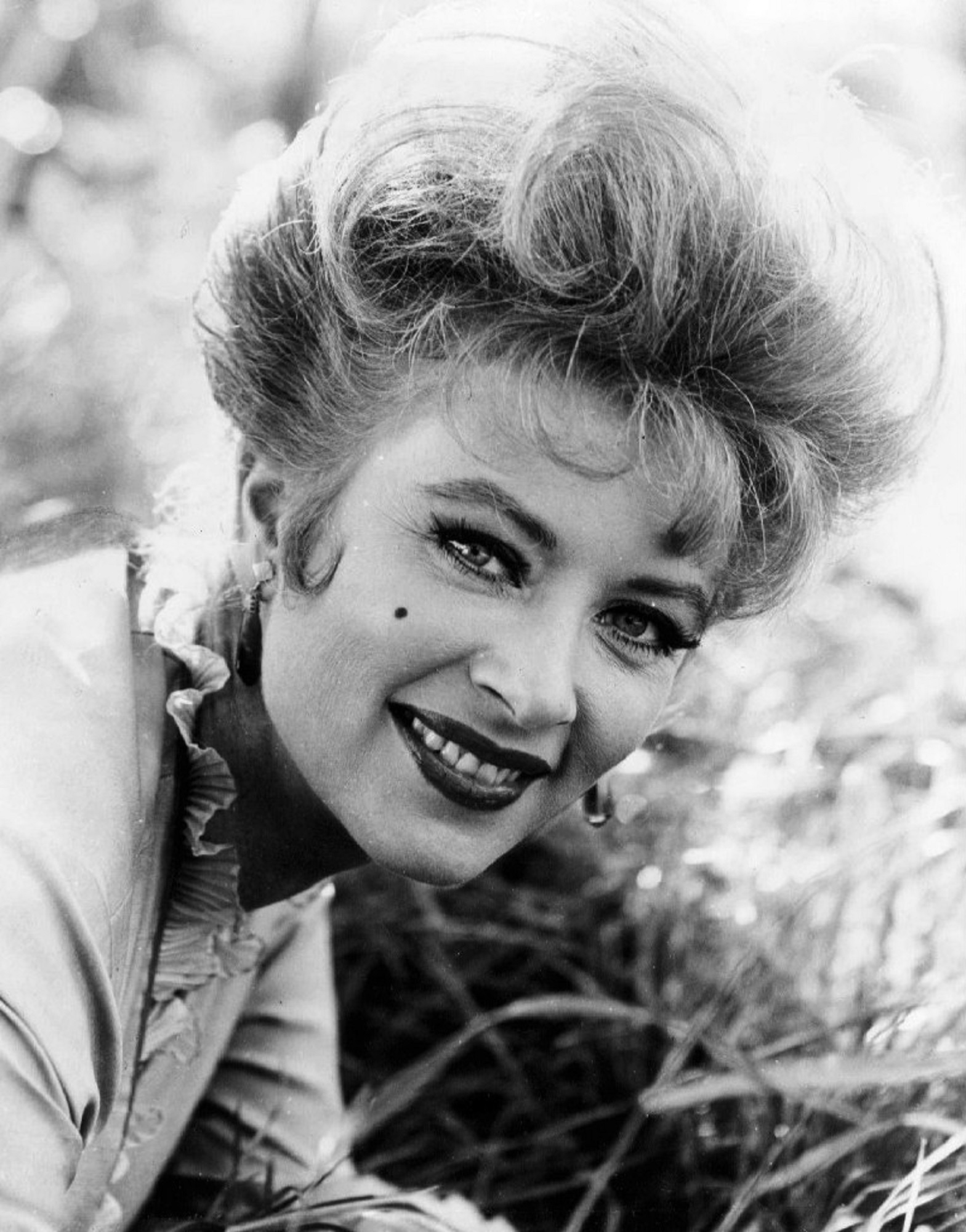looking at camera, gunsmoke, classic, vintage, retro, series, television, women, portrait, entertainment, nature, smiling, hairstyle, tv, cinema, headshot, Phone HD Wallpaper