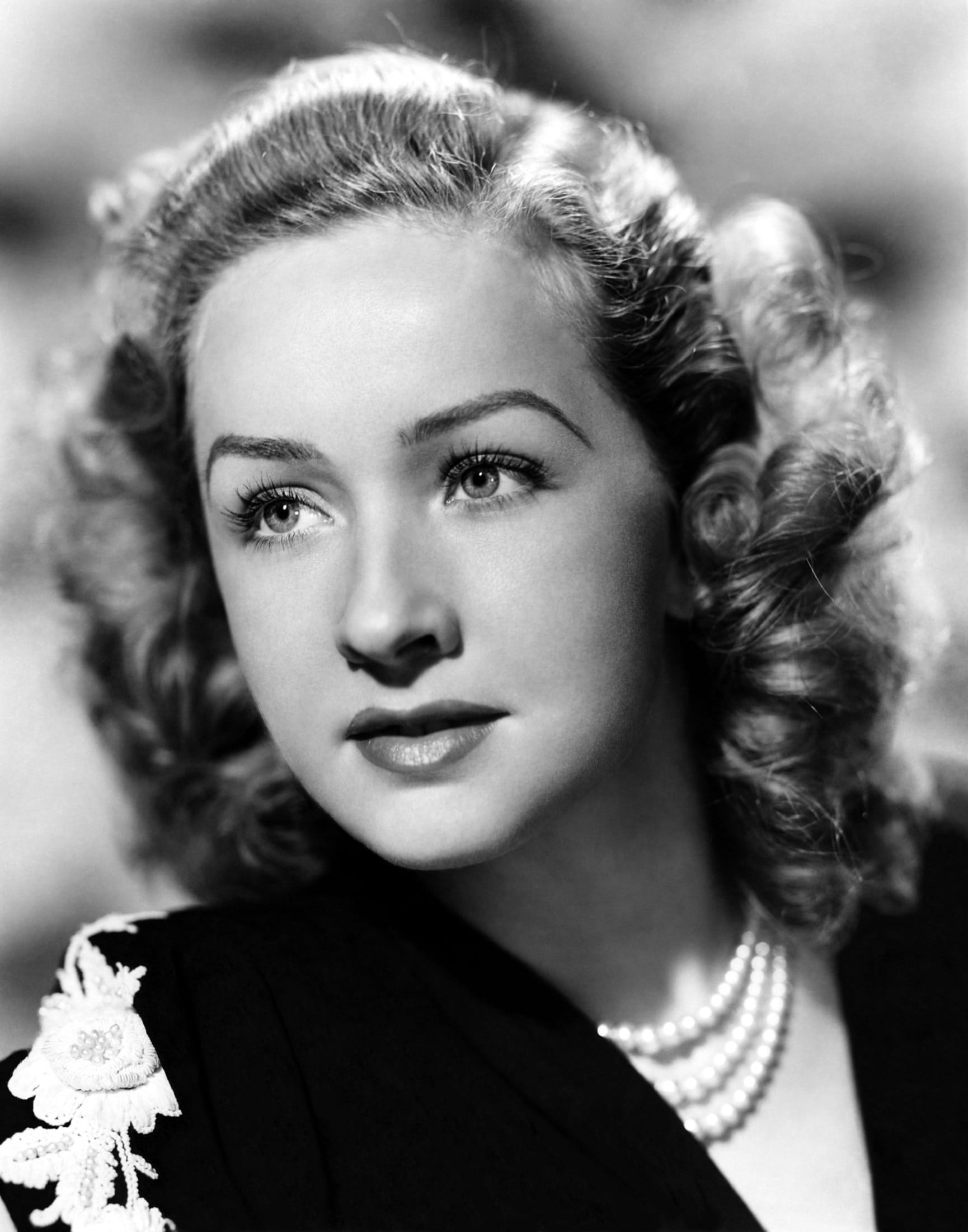 motion pictures, black and white, granville, young adult, cinema, indoors, beautiful people, female, fashion, women, portrait, Actress, contemplation, Bonita Granville, Phone HD Wallpaper