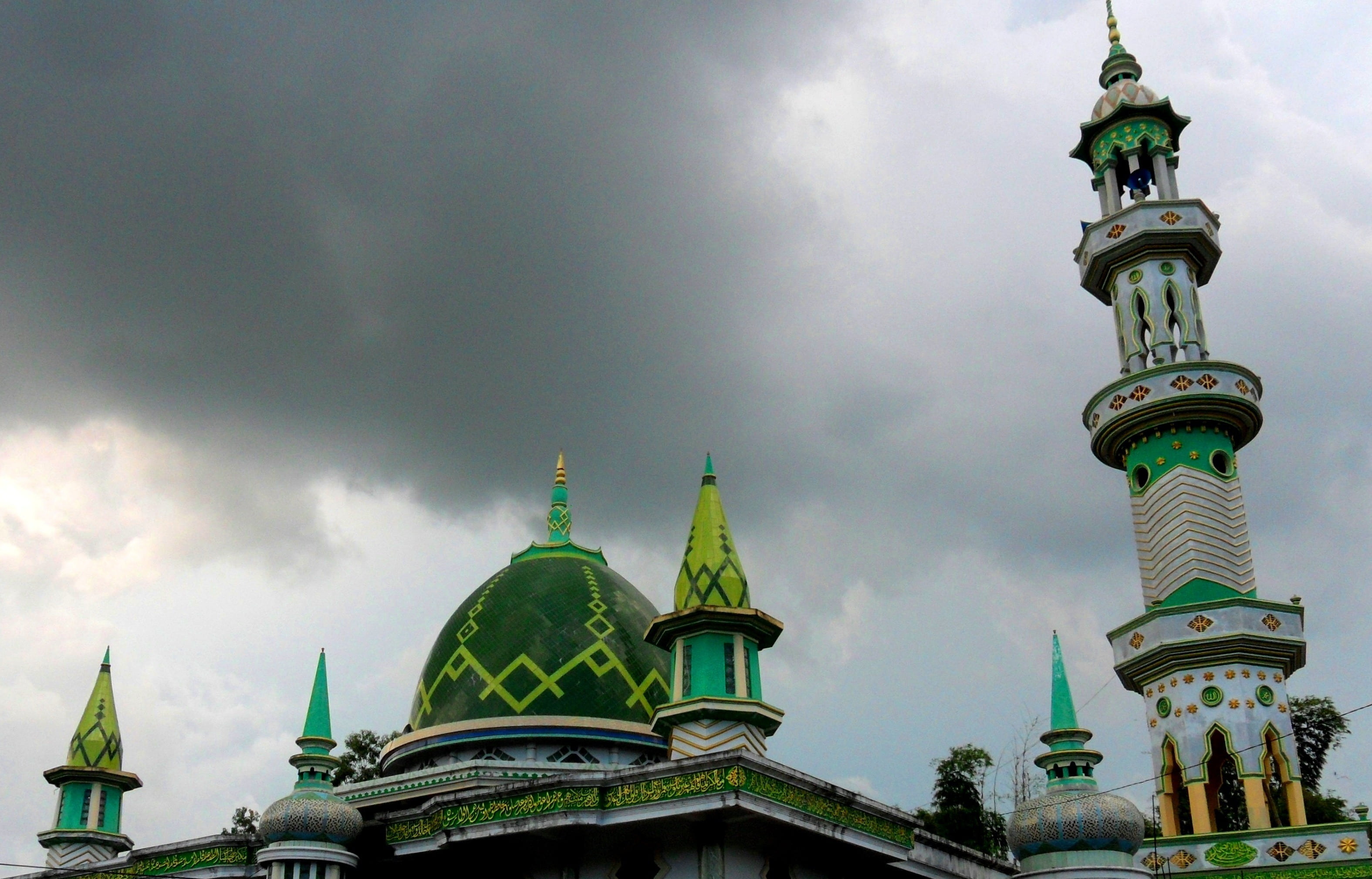 outdoors, built structure, spirituality, tower, no people, city, travel, islam, buildings, jawa timur, mosque, menara, religion, dome, low angle view, tanah merah, HD Wallpaper