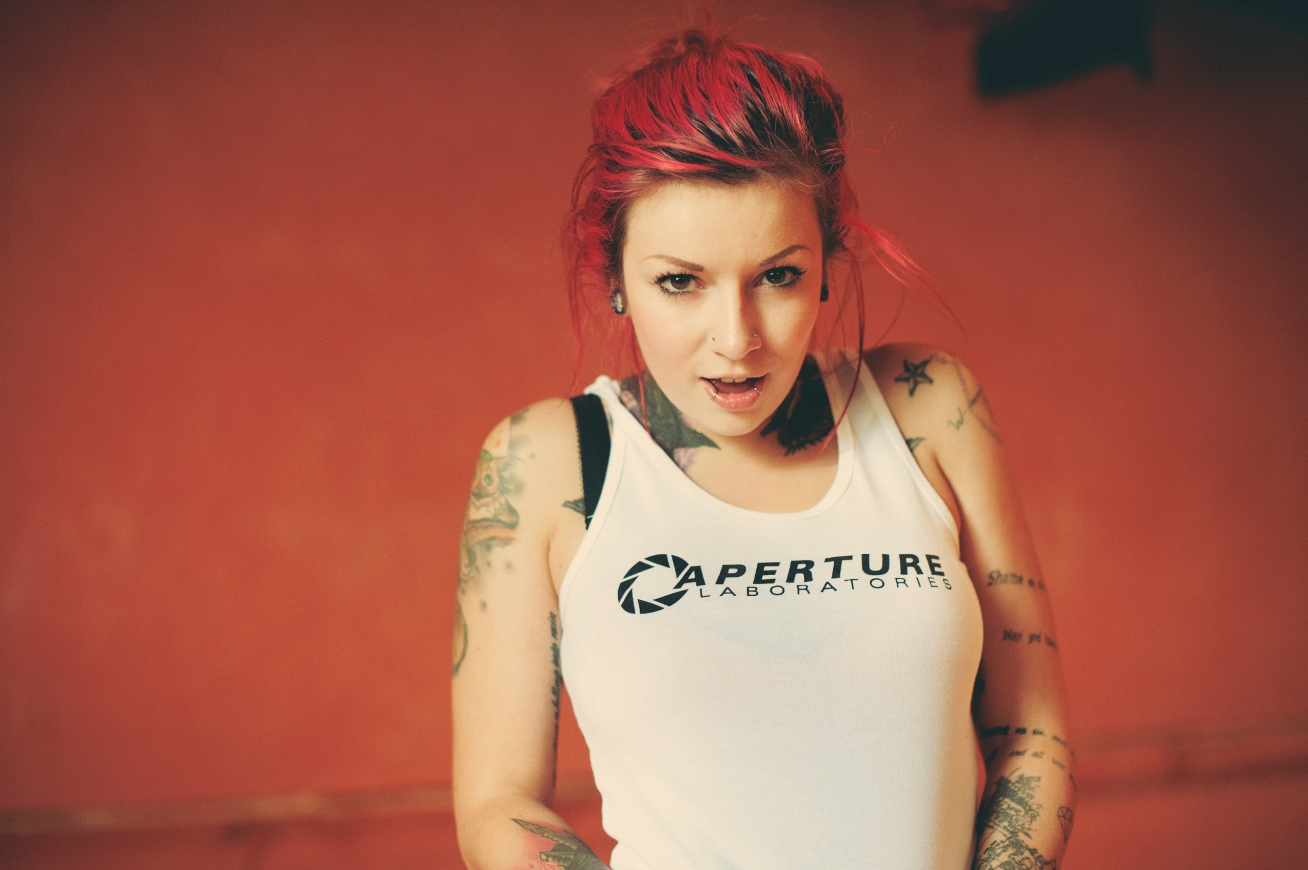 Rebecca Crow, Portal (game), tattoo, cosplay, women, dyed hair, 2K, Aperture Laboratories, HD Wallpaper