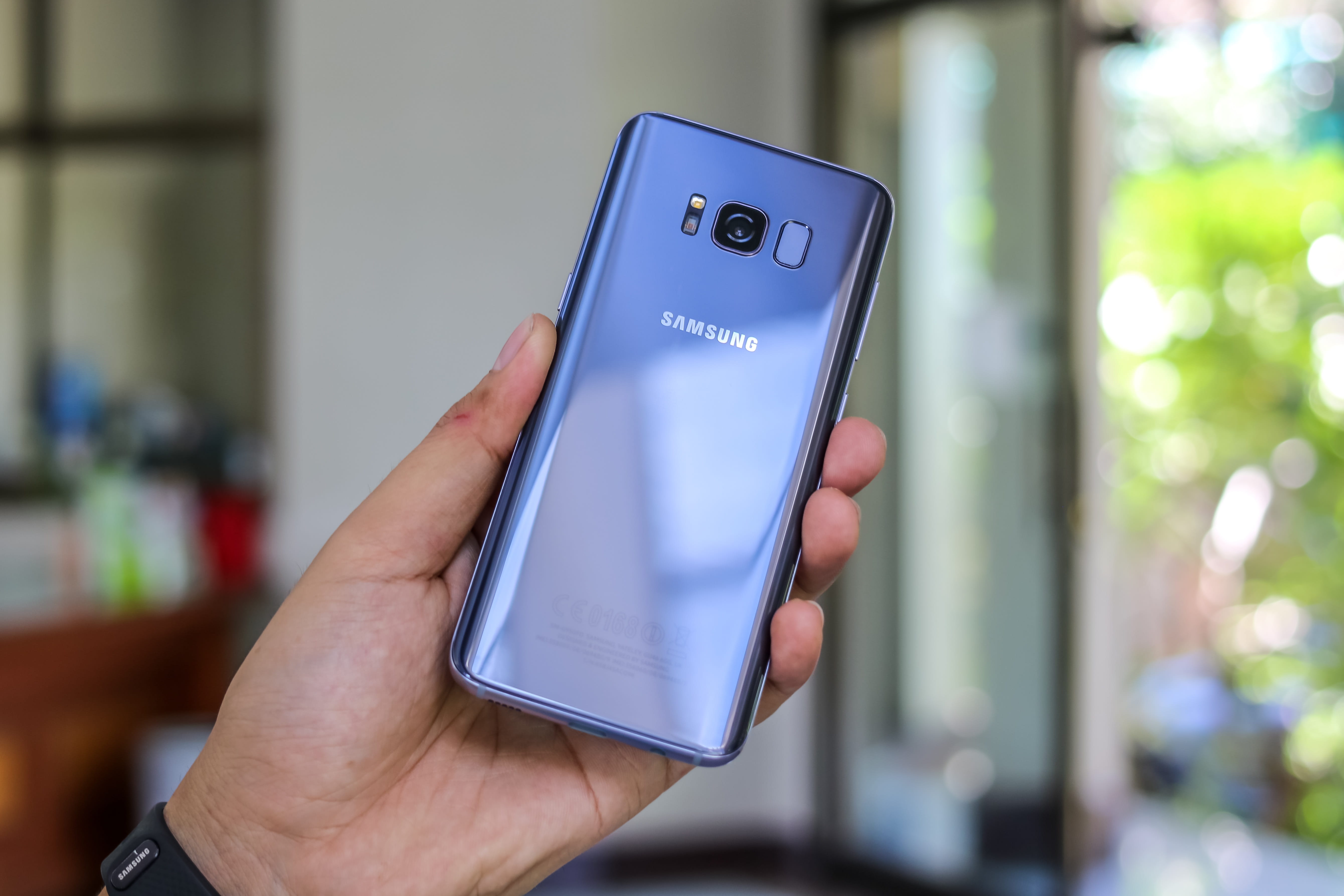 portable information device, men, s, real people, lifestyles, finger, focus, samsung, technology, smart phone, mobile phone, focus on foreground, blue, HD Wallpaper