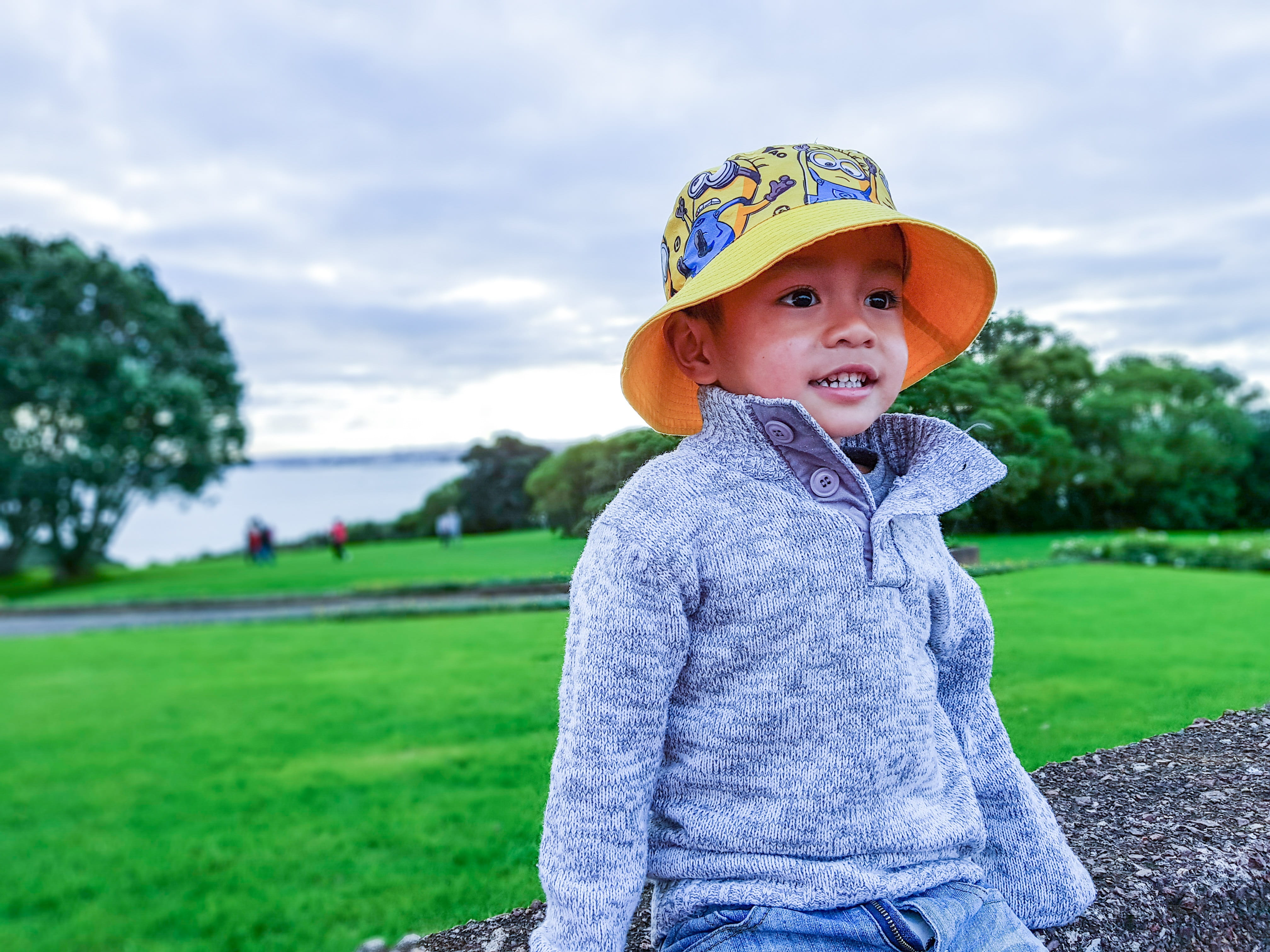 4K, com, looking at camera, focus on foreground, Smartphone, clothing, samsung galaxy s8 photography, land, real people, childhood, casual clothing, children only, HD Wallpaper