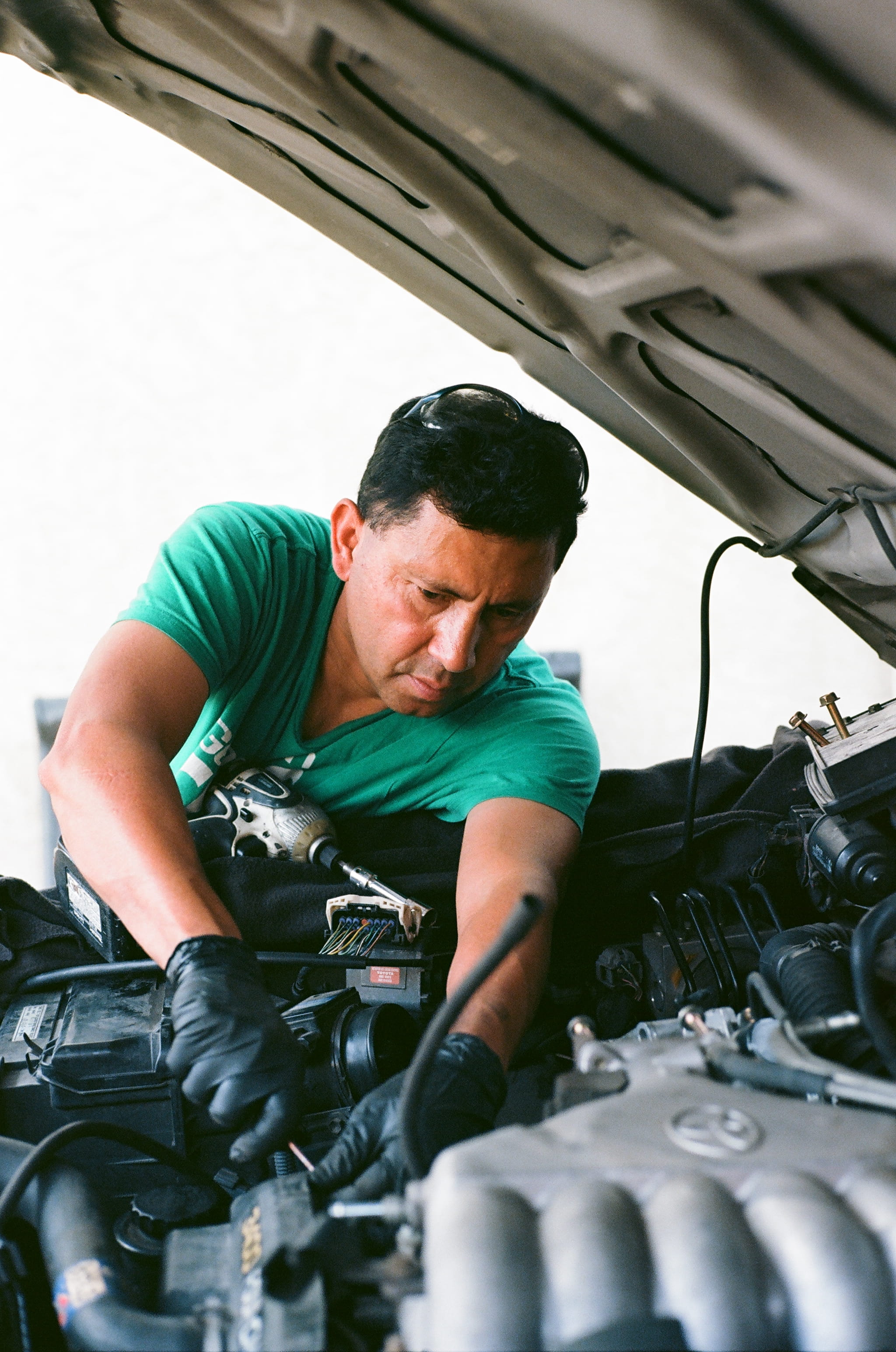uniform, industry, technician, latino, one Person, equipment, fix, work Tool, males, motor, worker, transportation, protective Workwear, engineer, motor Vehicle, Phone HD Wallpaper