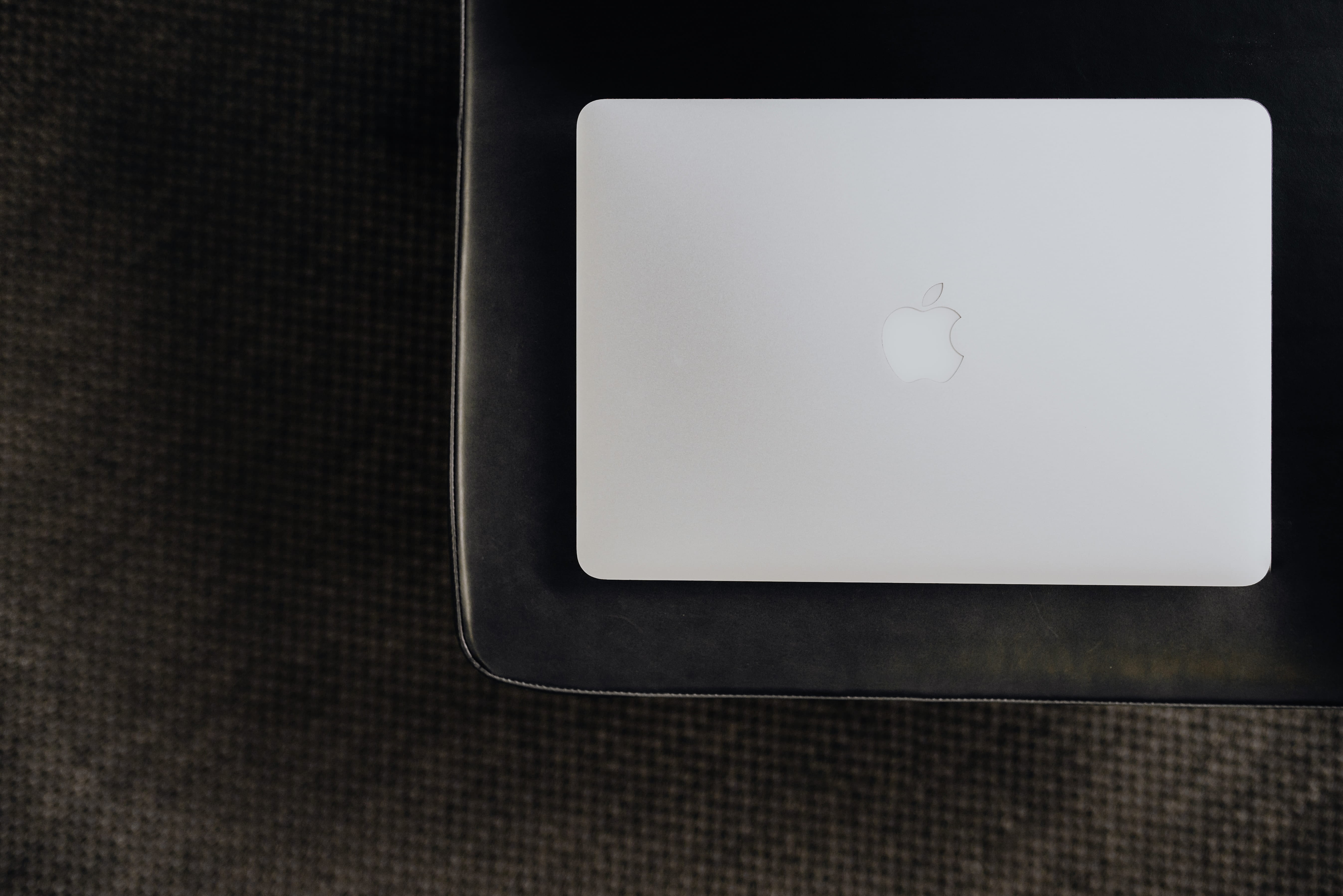 blank, 5K, studio, close-up, black background, technology, computer monitor, macbook, indoors, connection, no people, tech, wireless technology, fuel and power generation, HD Wallpaper