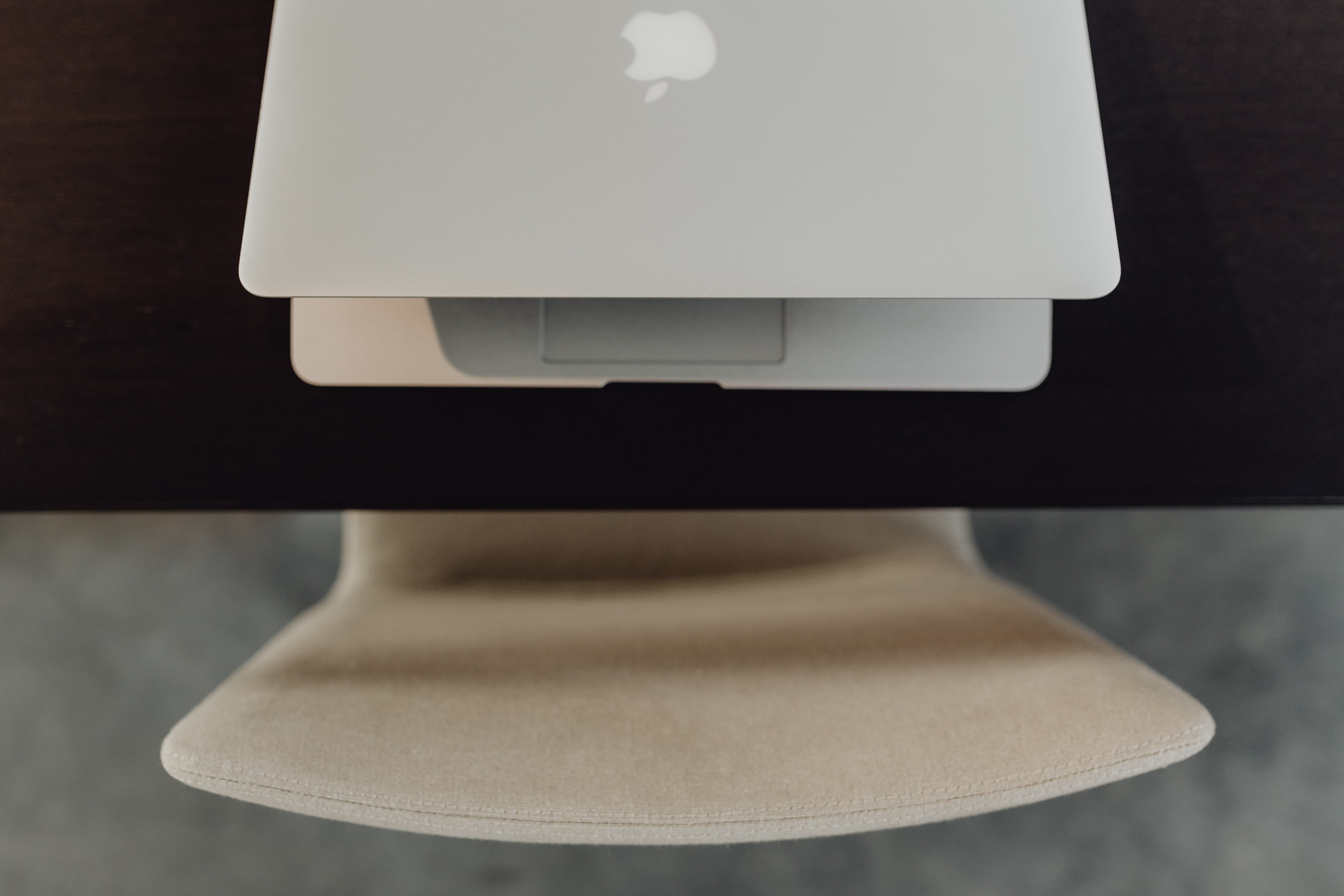 standing, illuminated, home, tech, working, business, seat, white color, domestic room, well-dressed, computer, absence, electric lamp, desk, lighting equipment, HD Wallpaper
