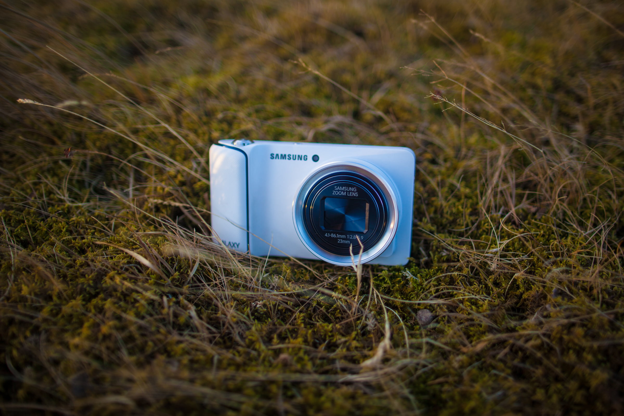 grass, photography Themes, photographing, point, old, outdoors, shoot, digital Camera, shutter, selective focus, camera, retro Styled, lens, samsung, green color, HD Wallpaper