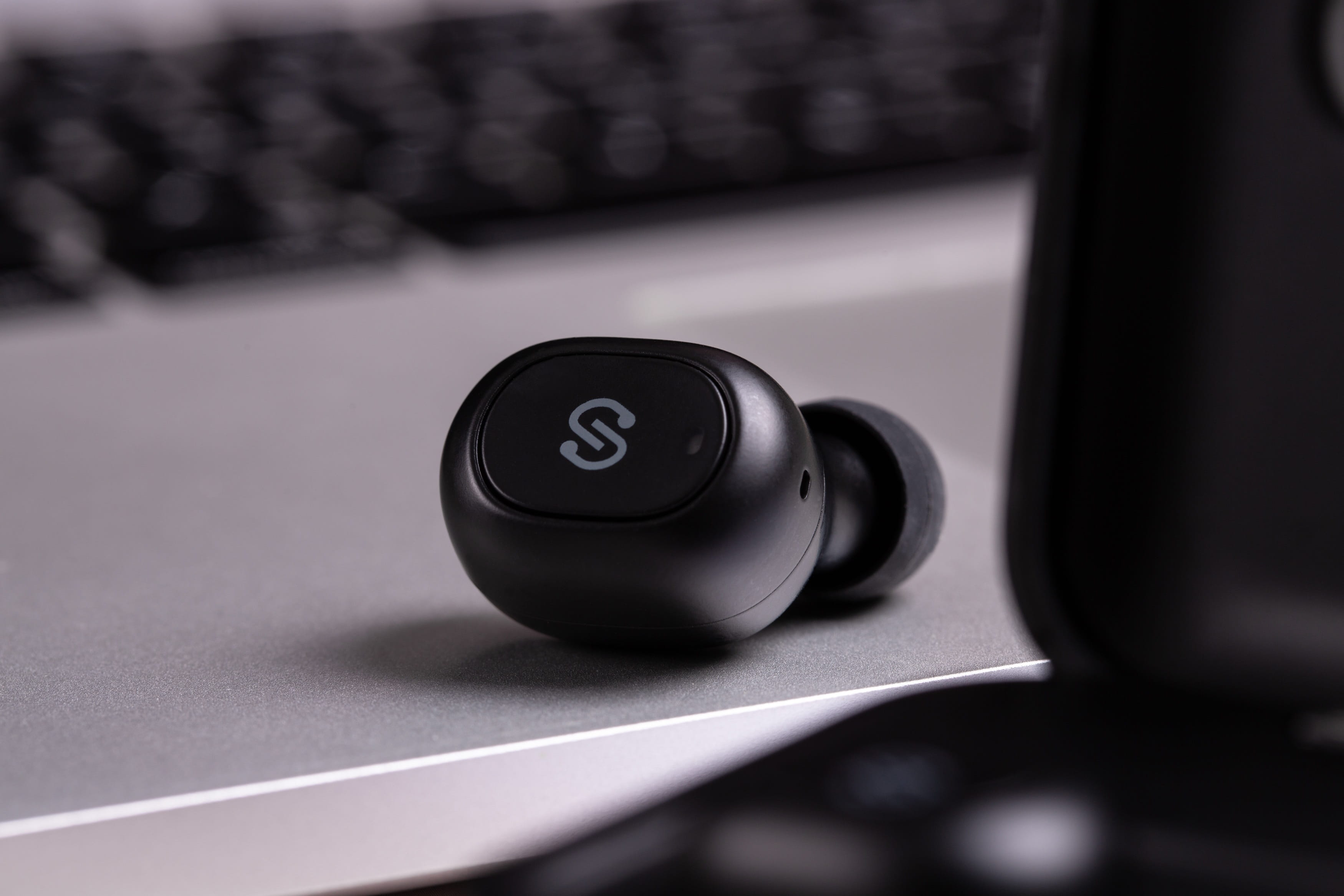 computer keyboard, number, connection, soundpeats, black color, no people, sport, still life, close-up, push button, bluetooth, indoors, 2K, table, wireless technology, HD Wallpaper