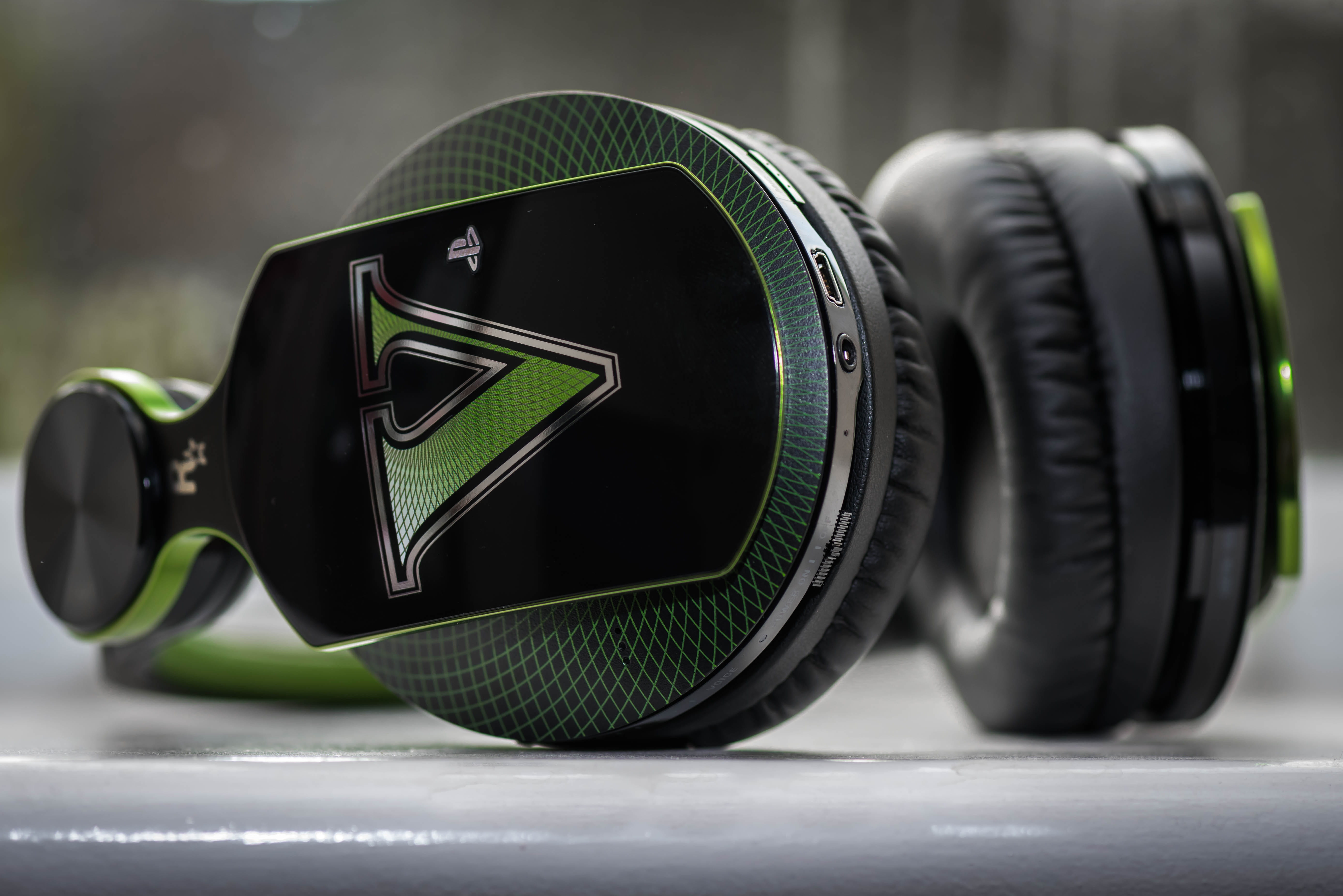 audio, wheel, listening, close-up, music, top, black, day, container, sports equipment, sport, green color, selective focus, white, 5K, cordless, listen, HD Wallpaper
