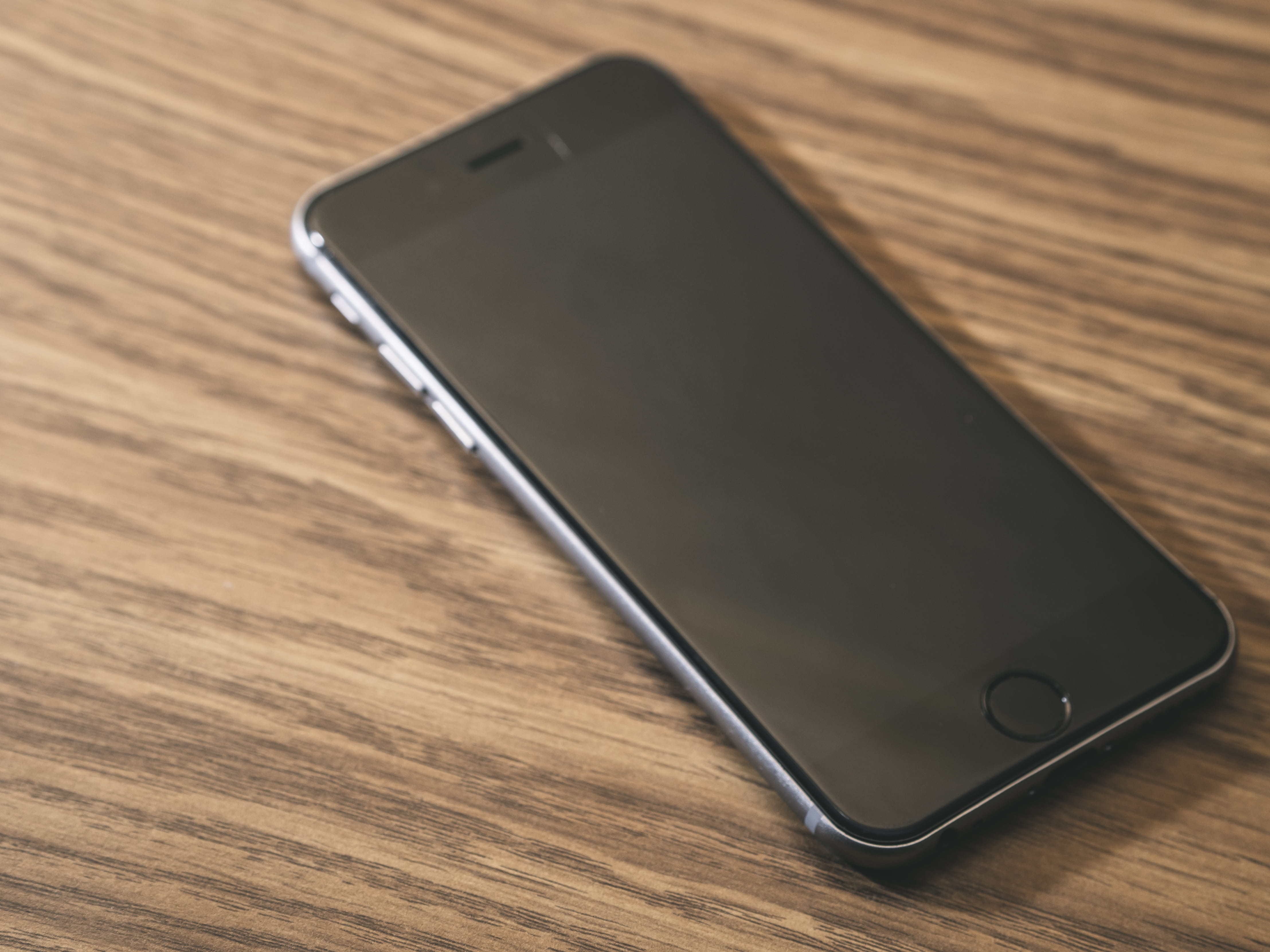 plus, focus on foreground, wireless technology, cellular, black, space, old, telephone, white, still life, portability, screen, cellphone, device, mobile phone, HD Wallpaper