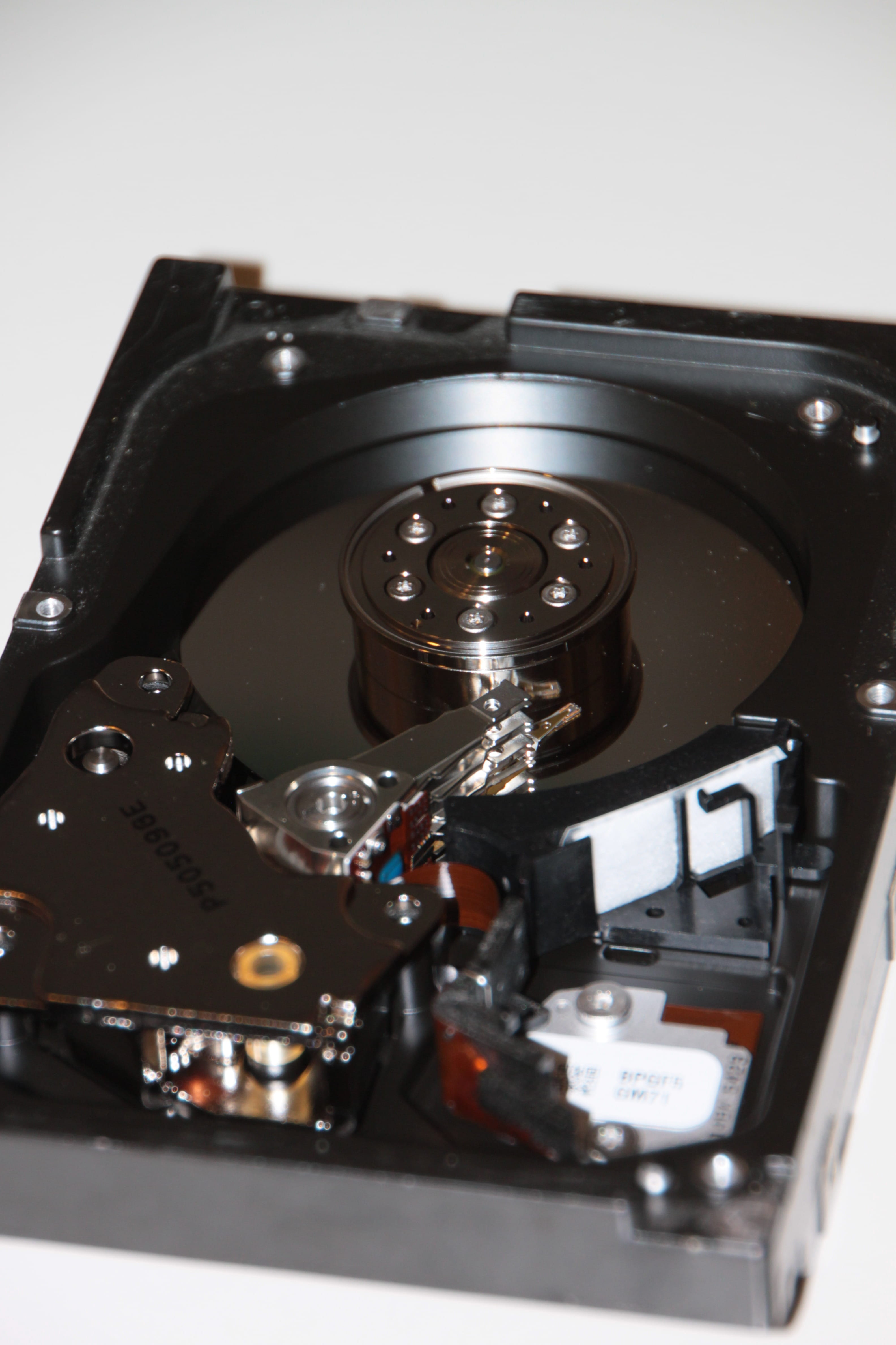 disk, white background, scsi, turntable, record, nostalgia, old-fashioned, retro styled, arts culture and entertainment, Disk, hard disk drive, studio shot, Phone HD Wallpaper