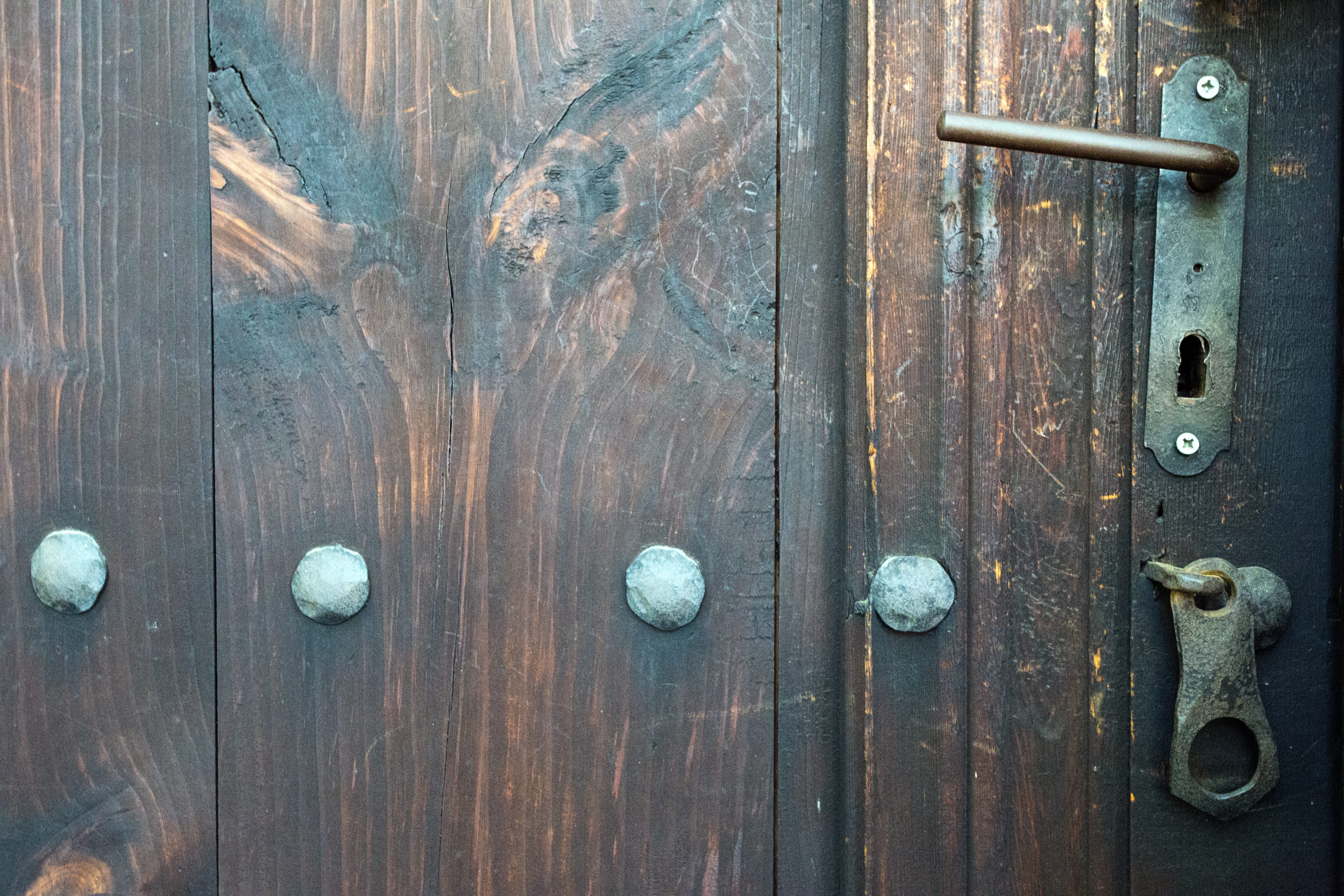 entrance, backgrounds, tree, outdoors, close-up, old, brown, macro, weathered, design, day, ornamentation, locking, metal, no people, access, wood - material, HD Wallpaper