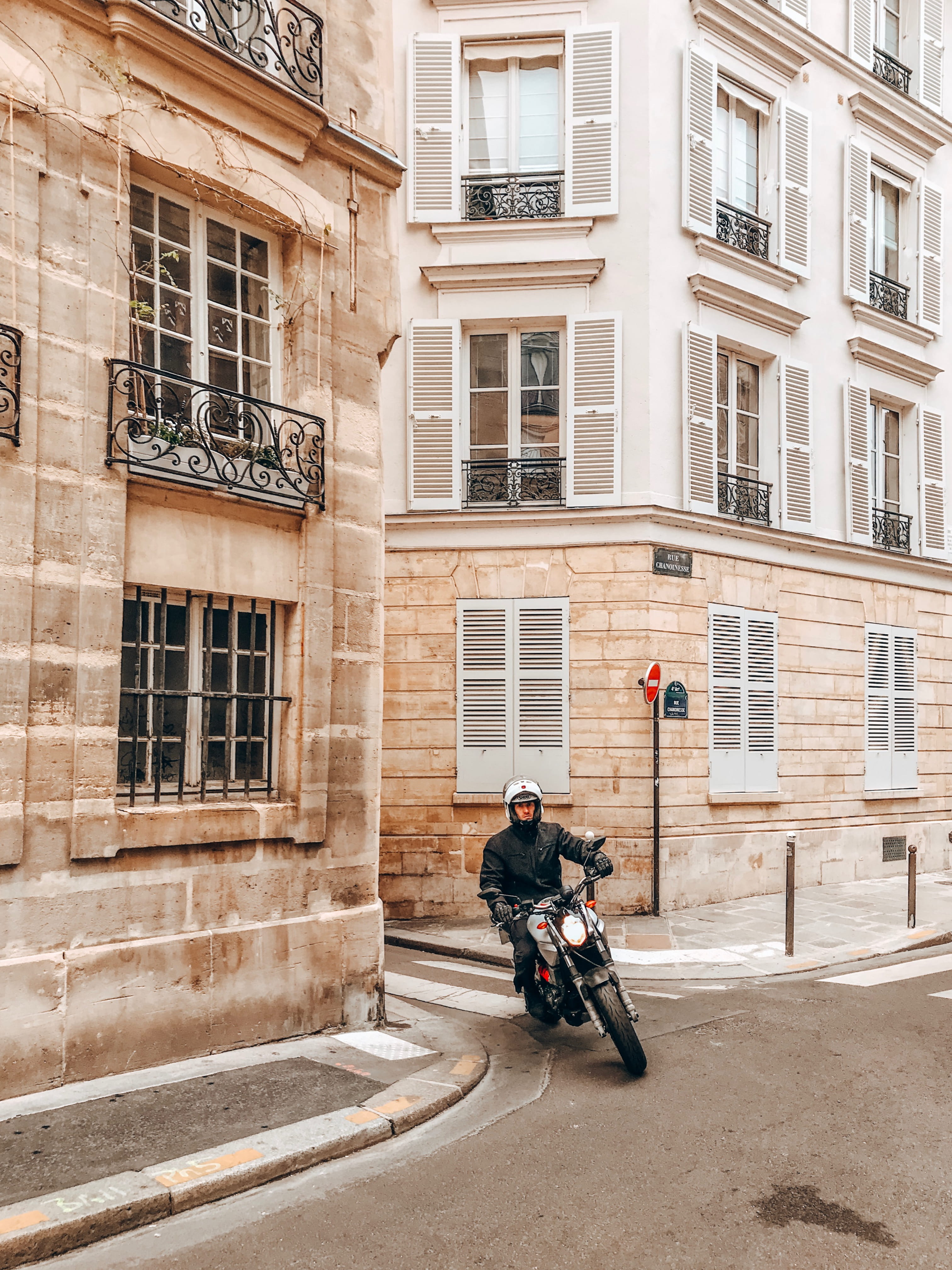 9 rue chanoinesse, riding, mode of transportation, full length, wheel, person, real people, architecture, window, man, vehicle, apparel, bike, men, human, Phone HD Wallpaper