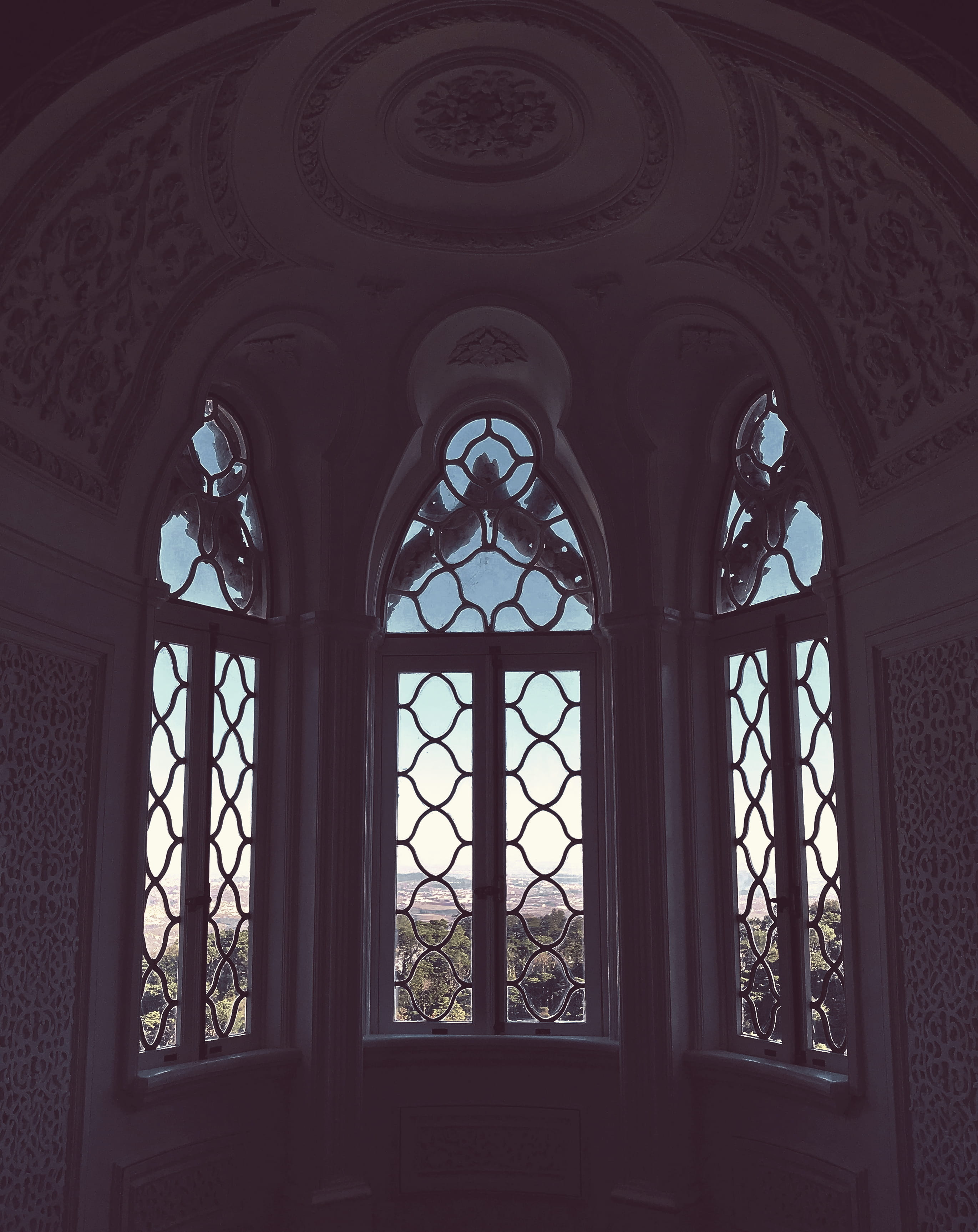 arch, estrada da pena 9, portugal, architecture, 2K, ornate, glass - material, window, janela, sintra, glass, no people, low angle view, indoors, architecture and art, Phone HD Wallpaper