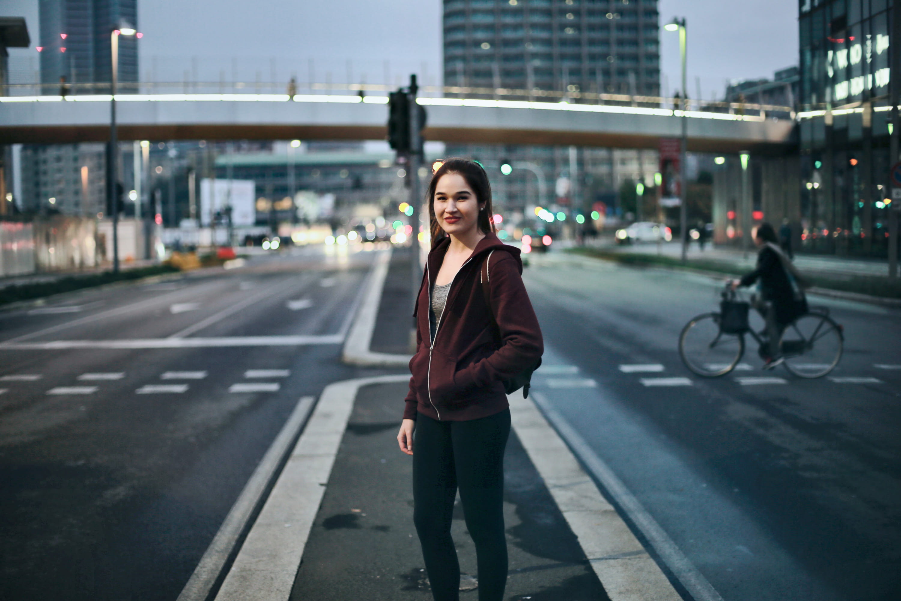 Posing, signal, 2K, sportswear, selective focus, focus on foreground, city, maroon, woman, city life, after gym, young, Old, evening, black leggings, Eye Contact, HD Wallpaper